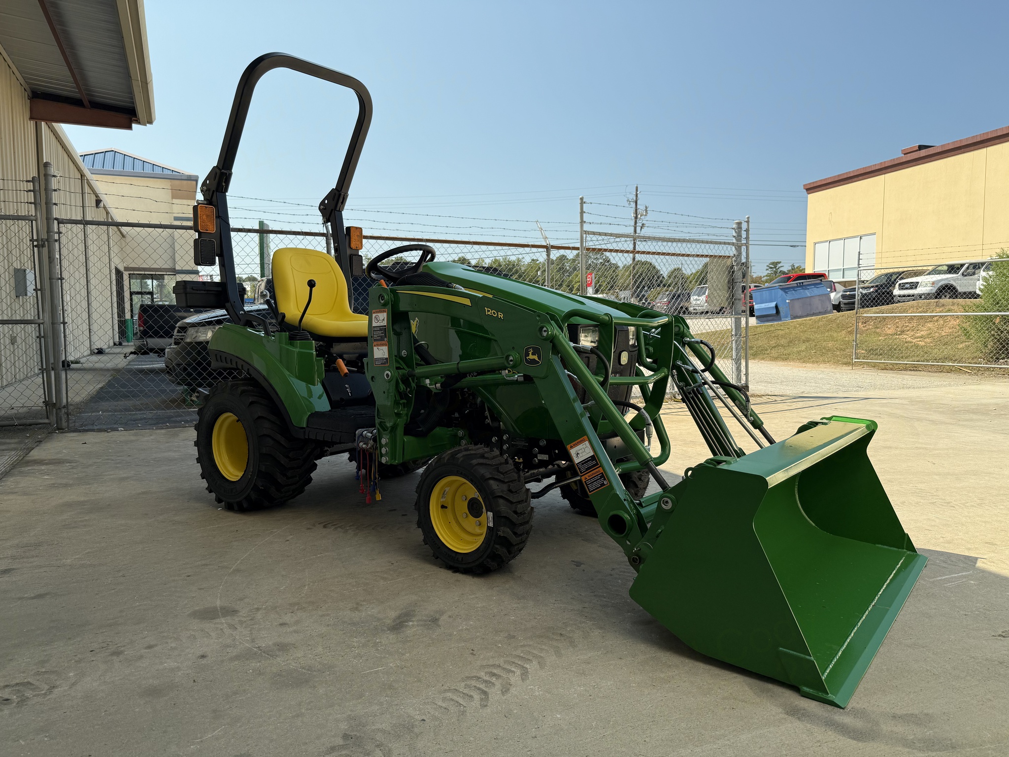 2025 John Deere 1023E (0% INTEREST @239.99/MTH) Image 6