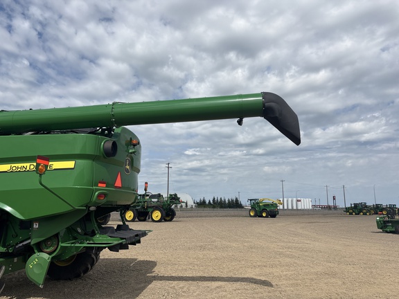 Used 2018 John Deere S780 Combines at Horizon Ag & Turf in Lloydminster, AB - Photo11