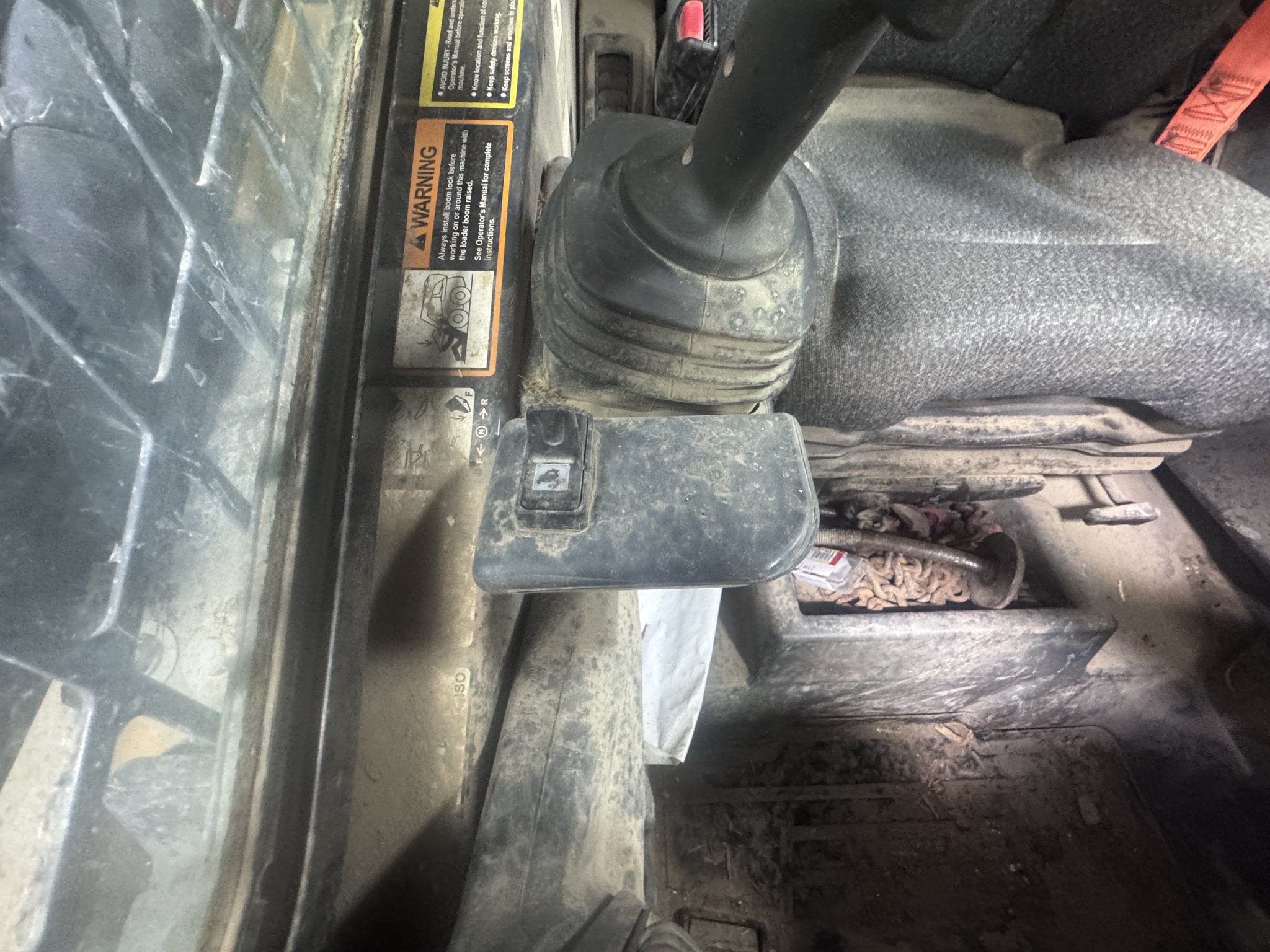 2023 John Deere 325G Image 10