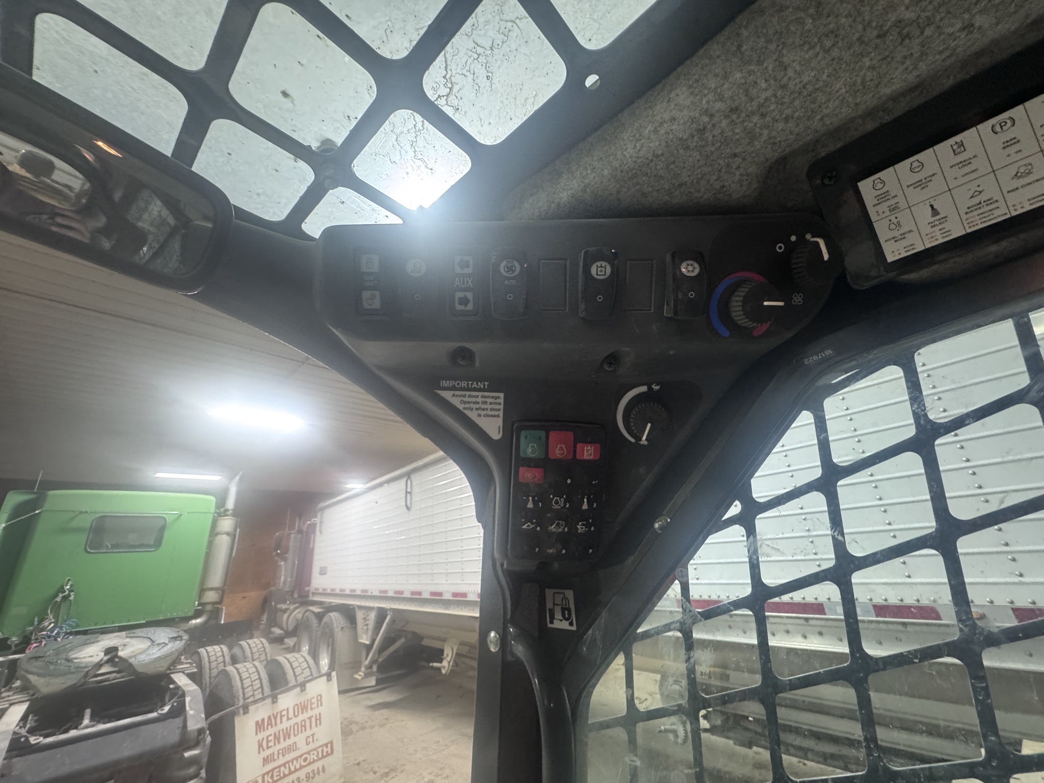 2023 John Deere 325G Image 13