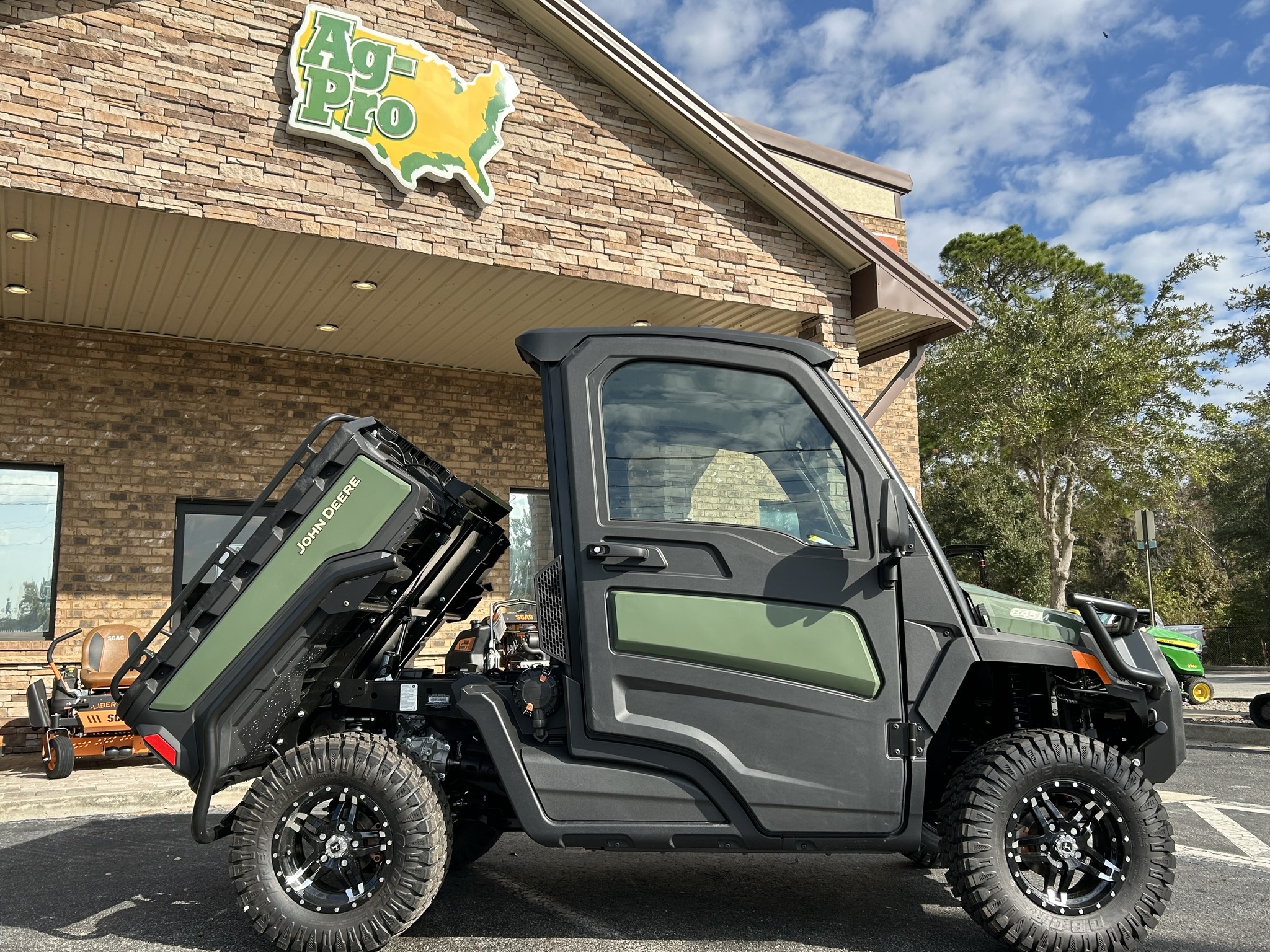 2025 John Deere 845M Image 4