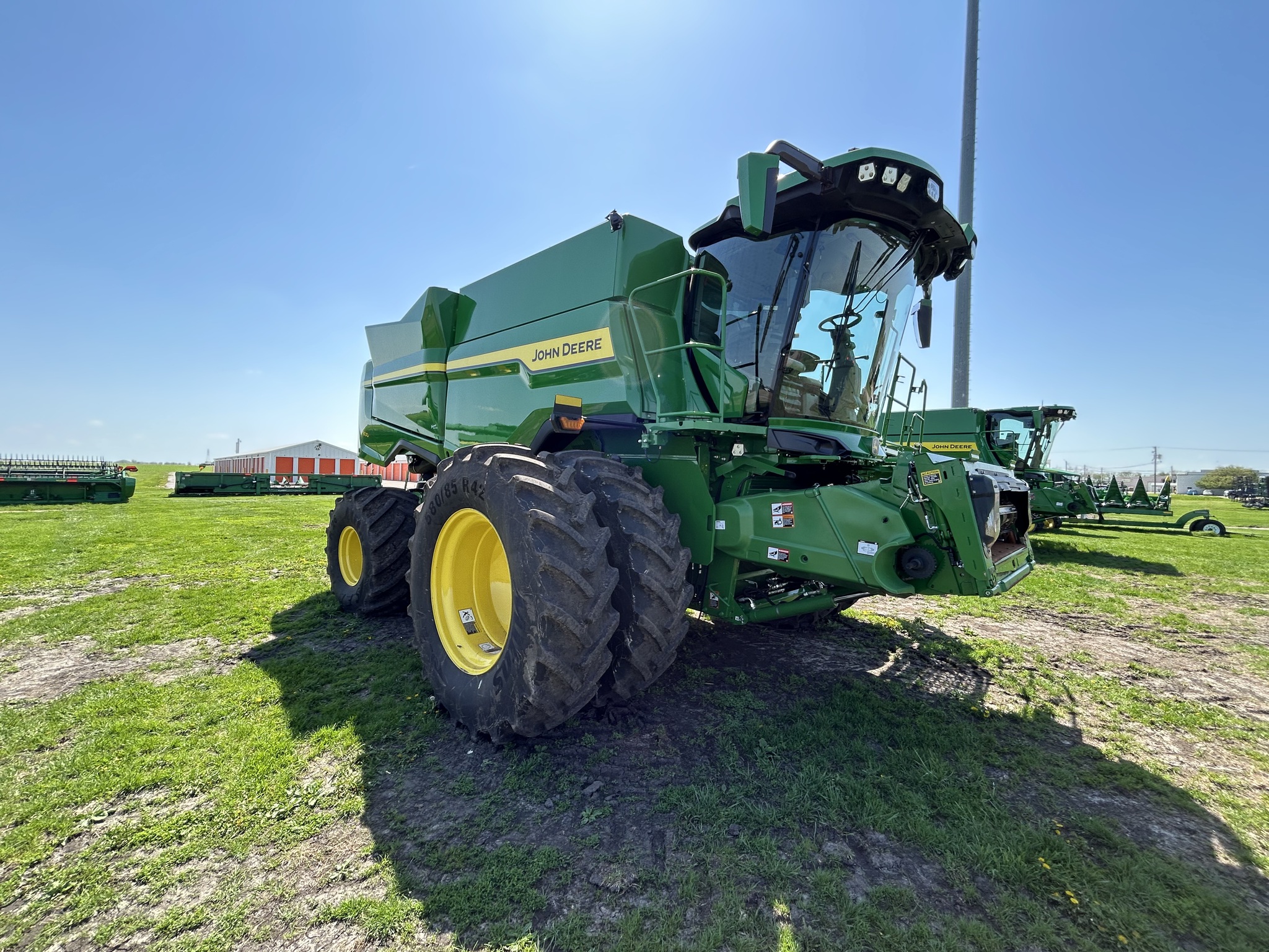  2025 John Deere S7 800 at Heritage Tractor in Galesburg, IL