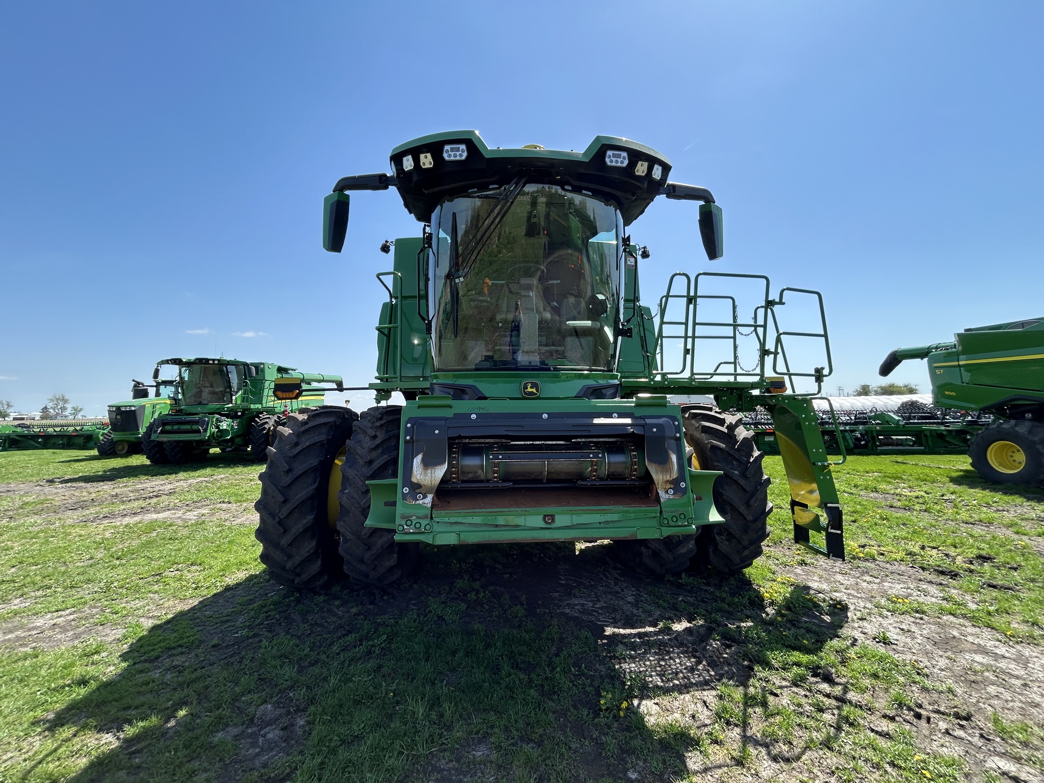  2025 John Deere S7 800 at Heritage Tractor in Galesburg, IL