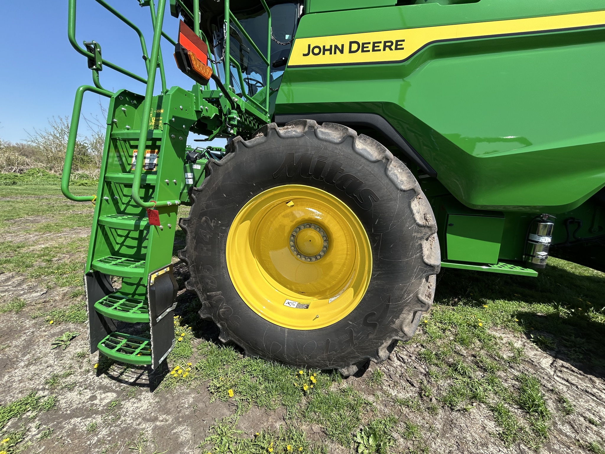  2025 John Deere S7 800 at Heritage Tractor in Galesburg, IL