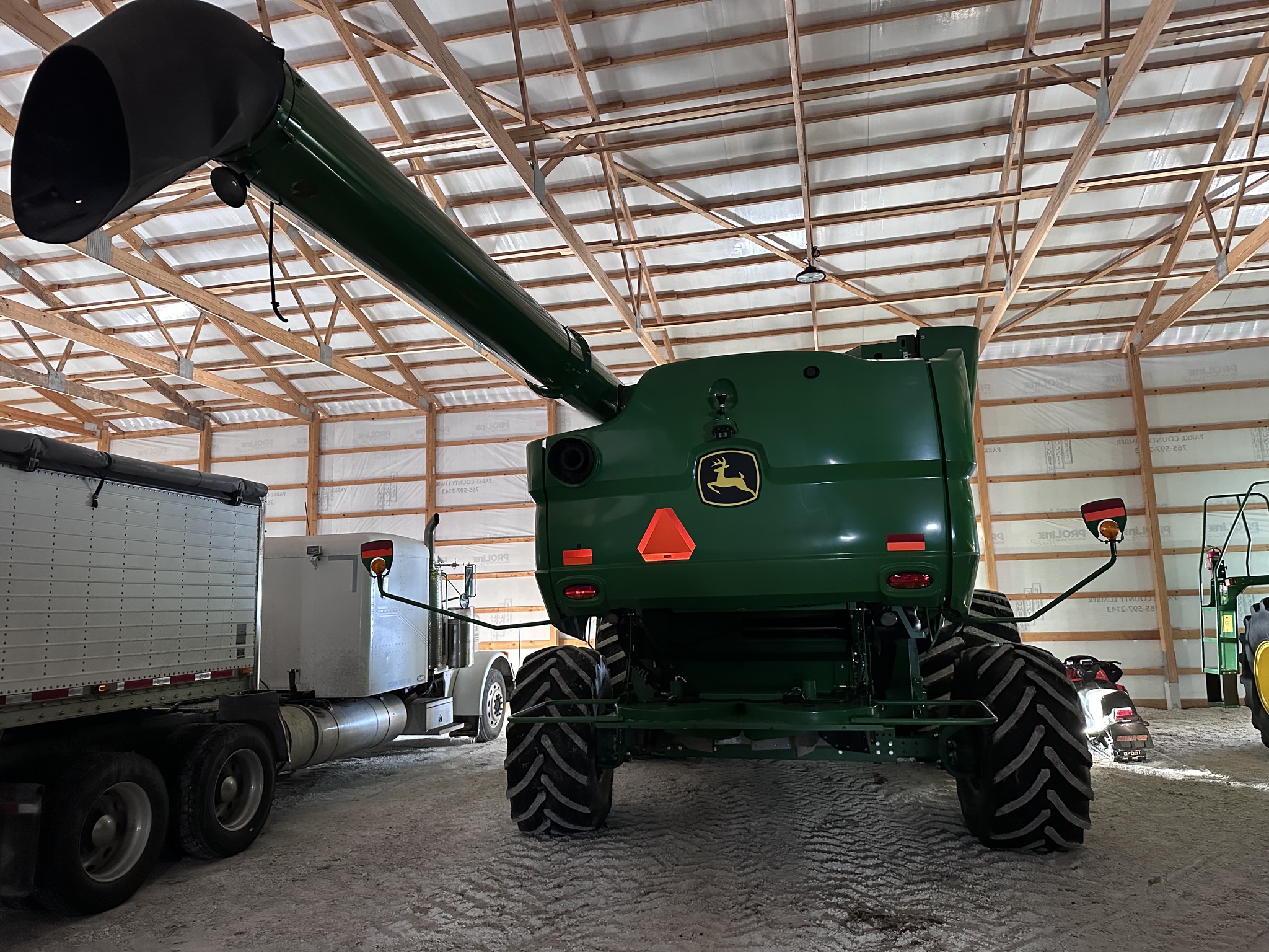 2016 John Deere S680 Image 2