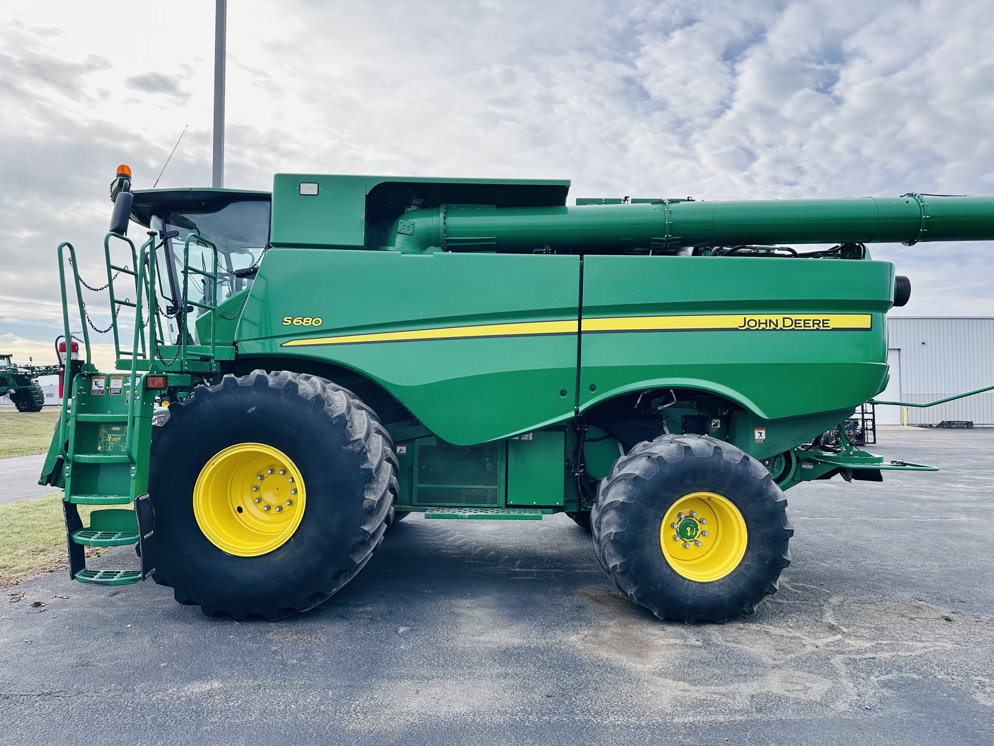 2016 John Deere S680 Image 2