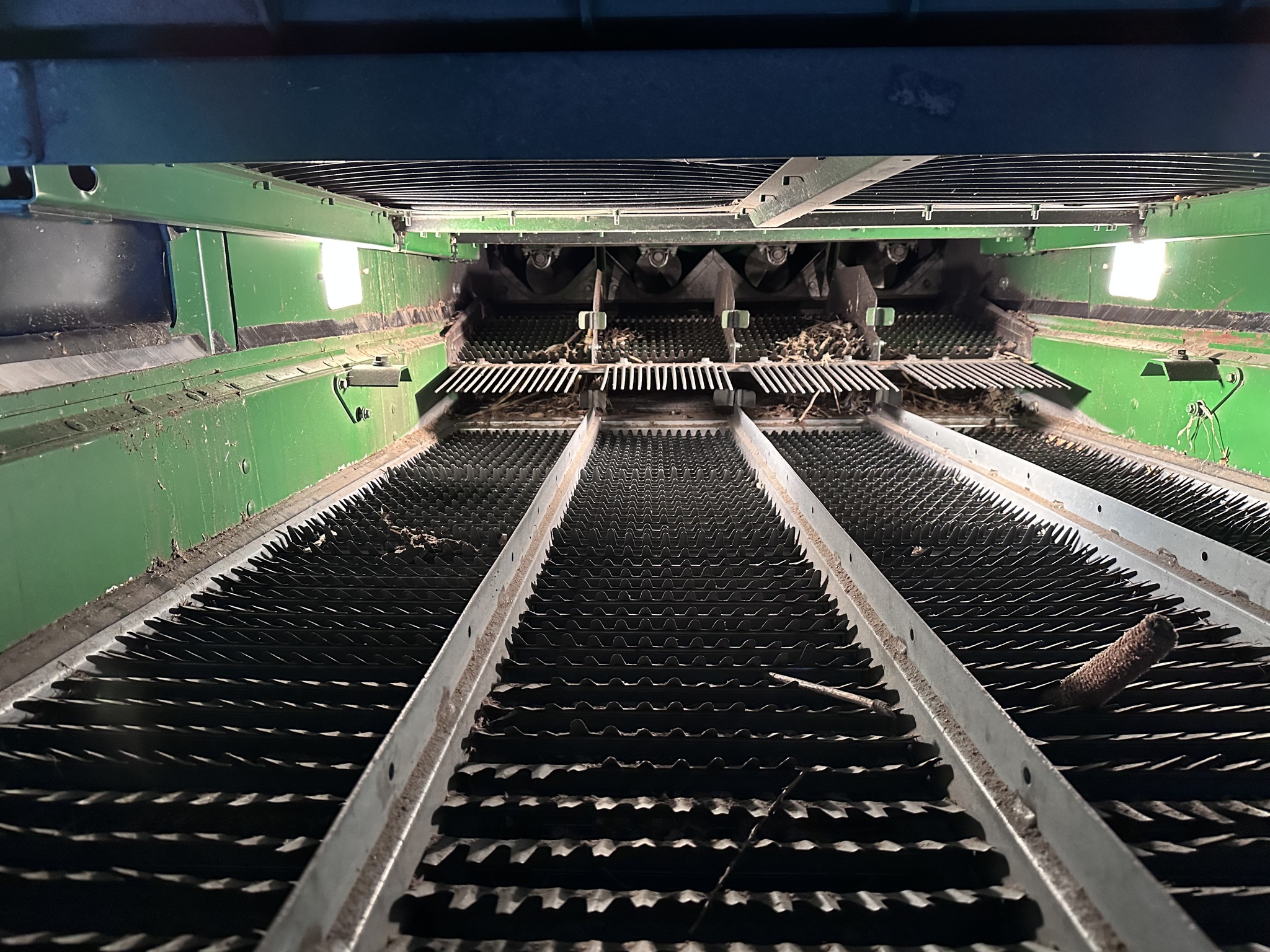 2016 John Deere S680 Image 36