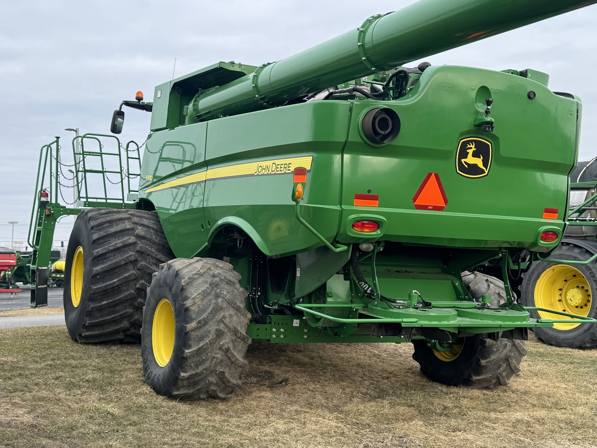 2016 John Deere S680 Image 4