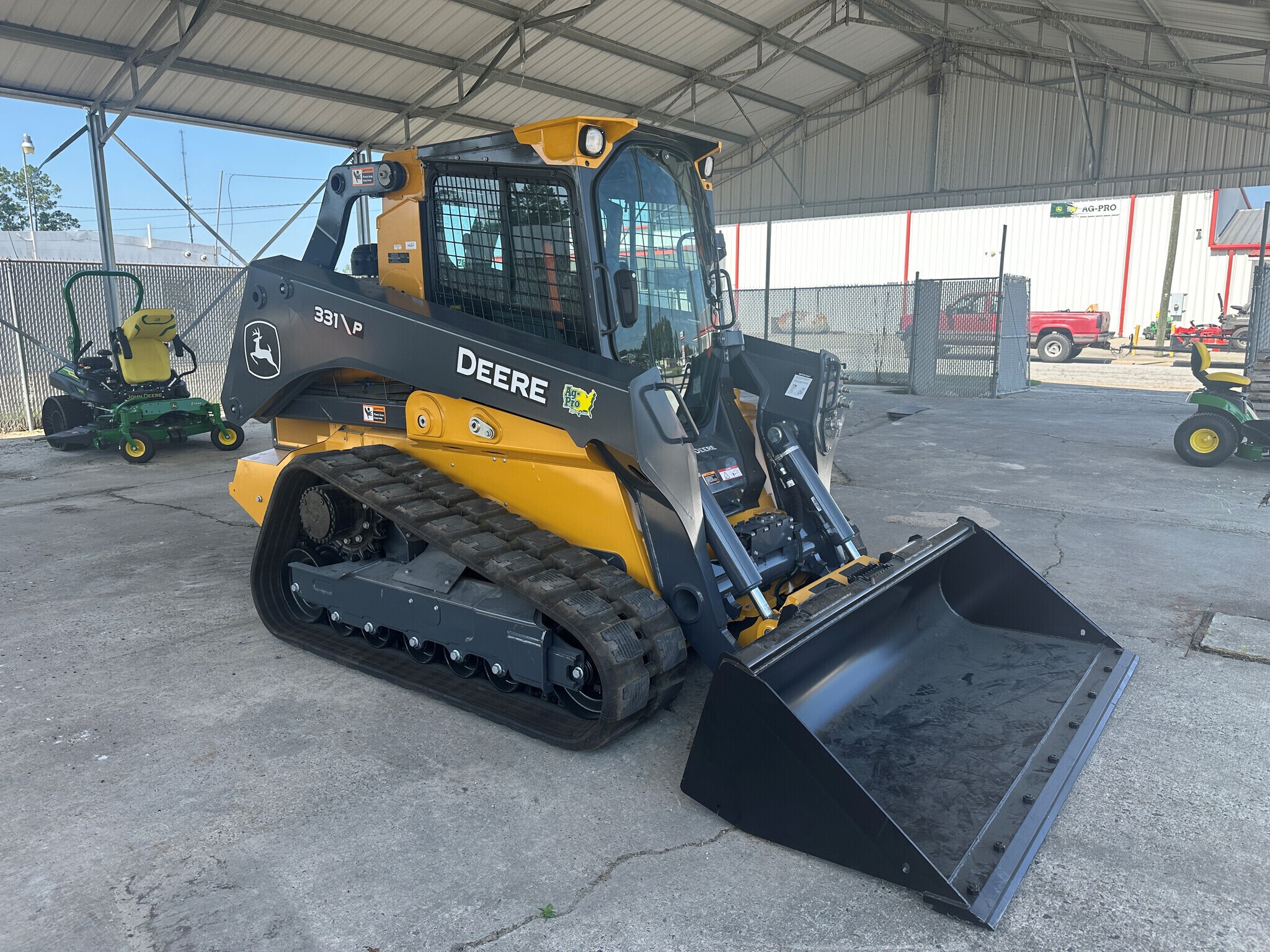 John Deere 331 P Image 1