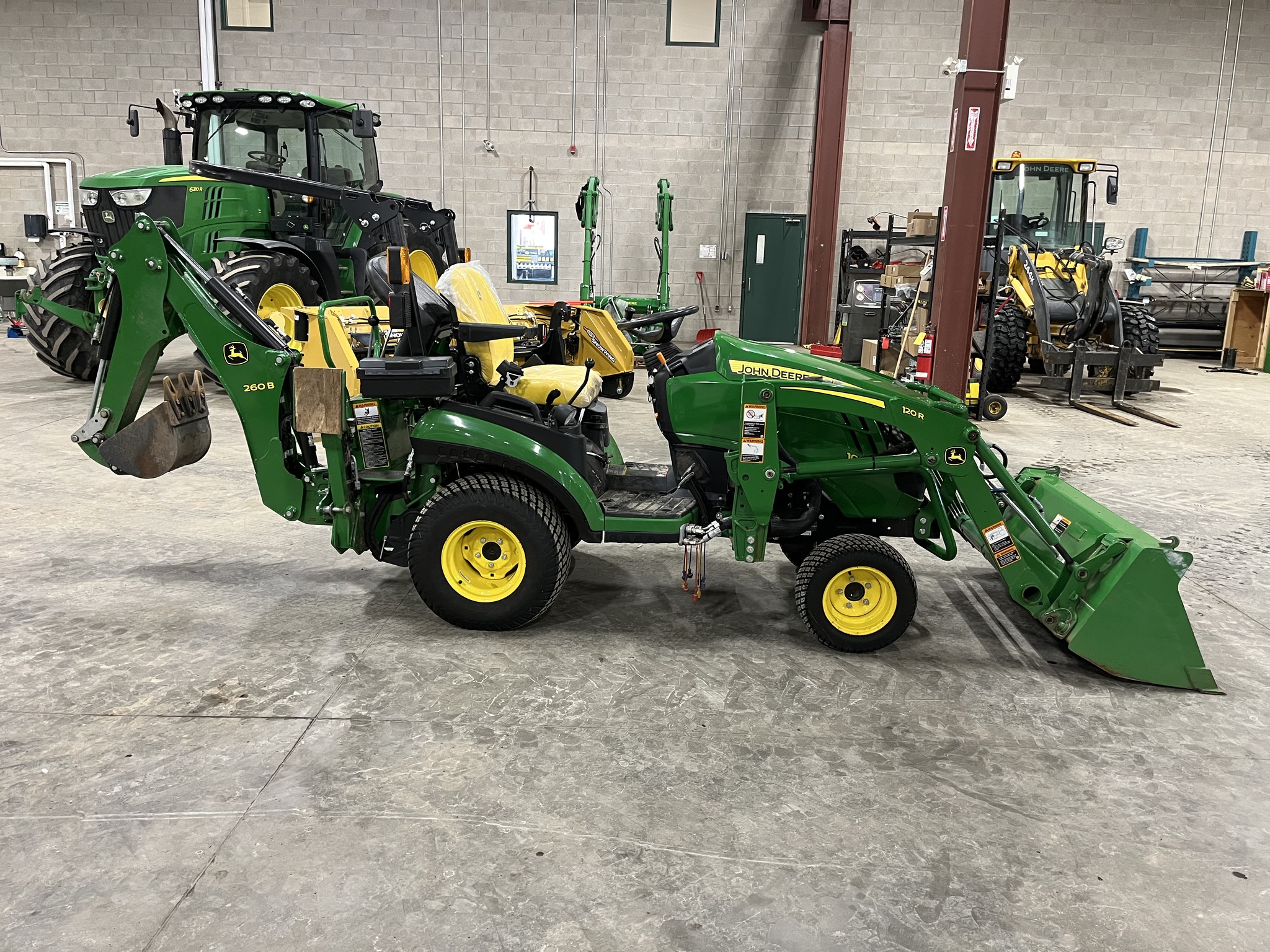 2021 John Deere 1025R Image 6