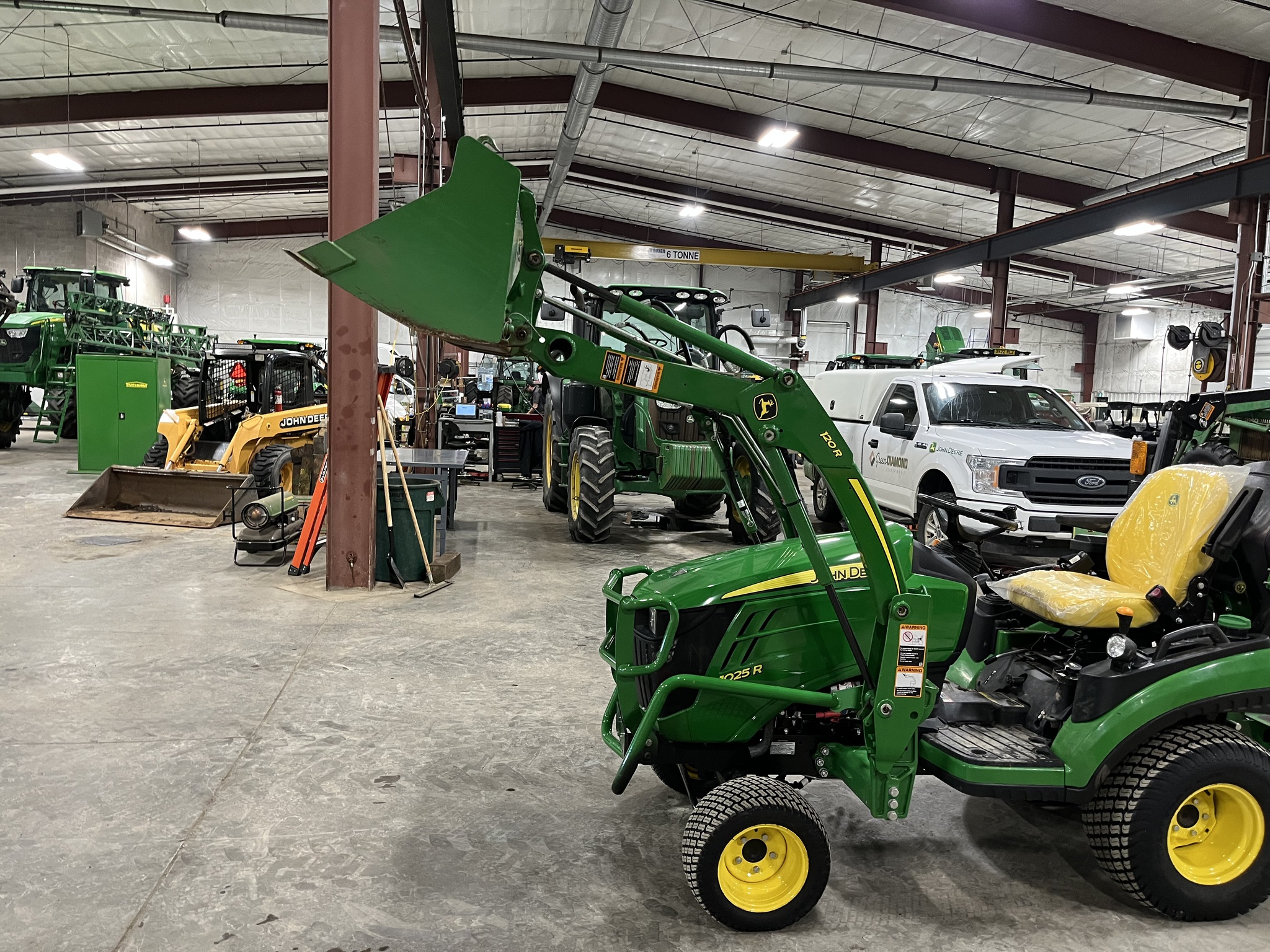 2021 John Deere 1025R Image 26