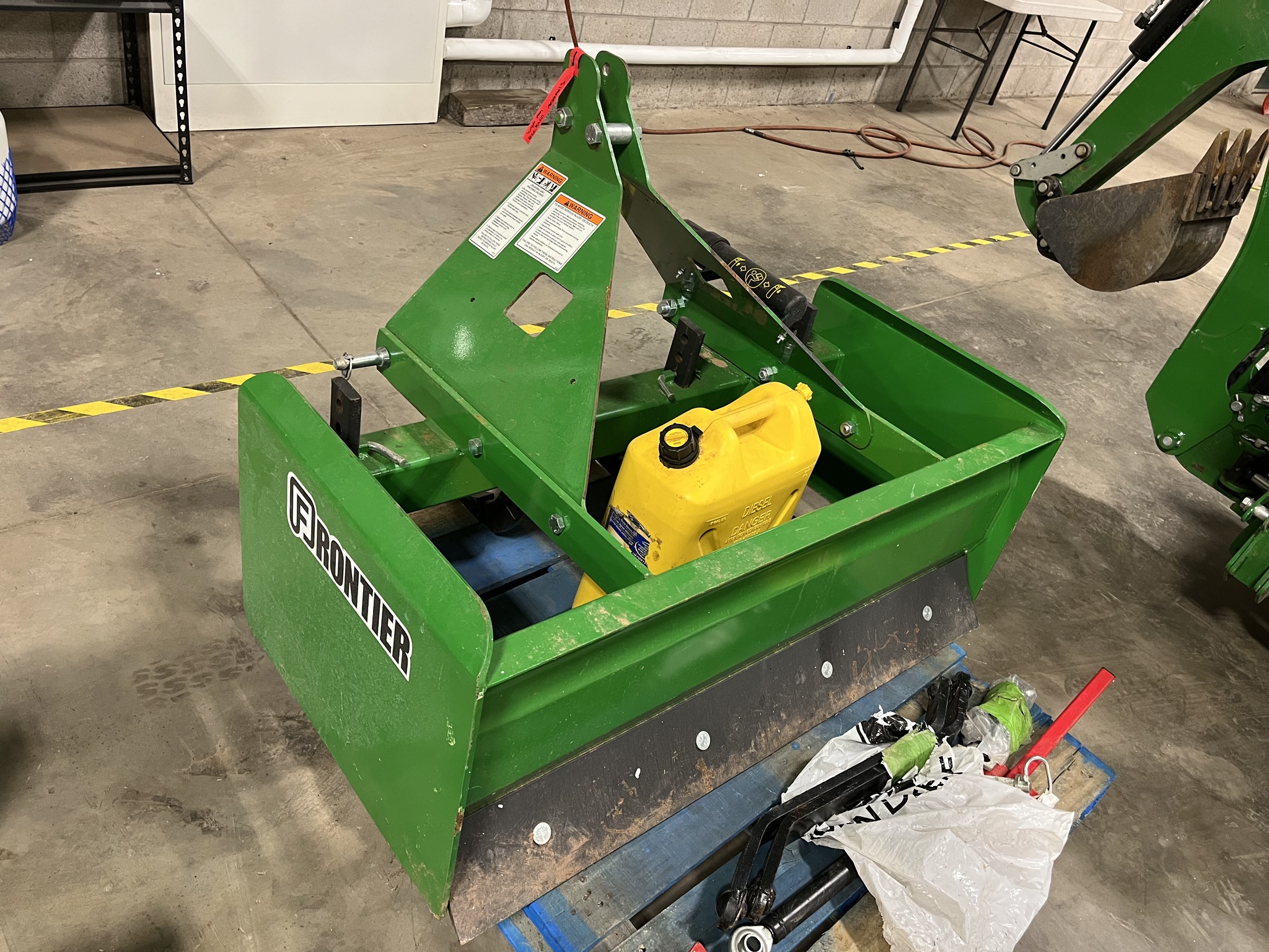 2021 John Deere 1025R Image 32