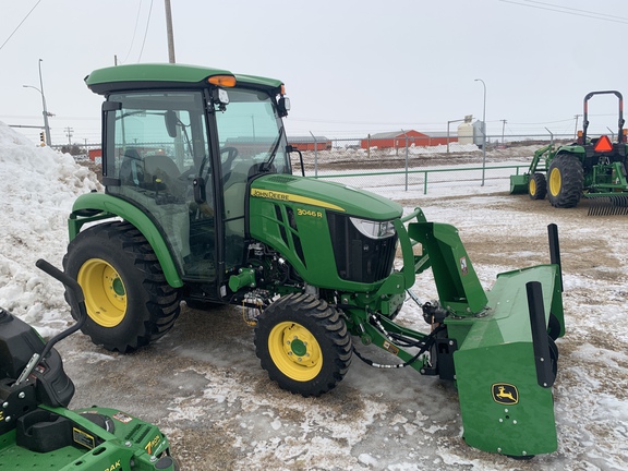  John Deere 3046R