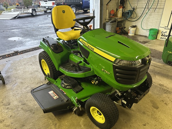 2023 John Deere X750 - Photo4