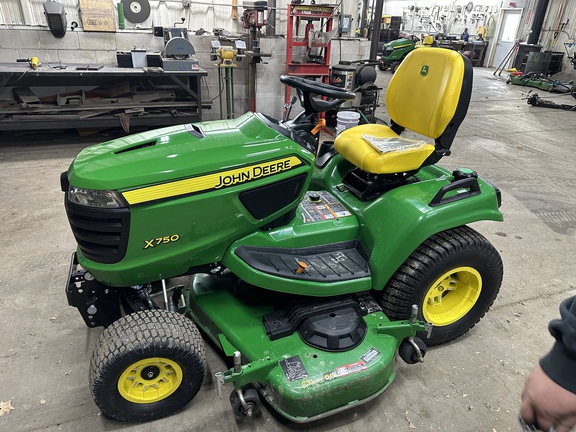 2023 John Deere X750 - Photo2