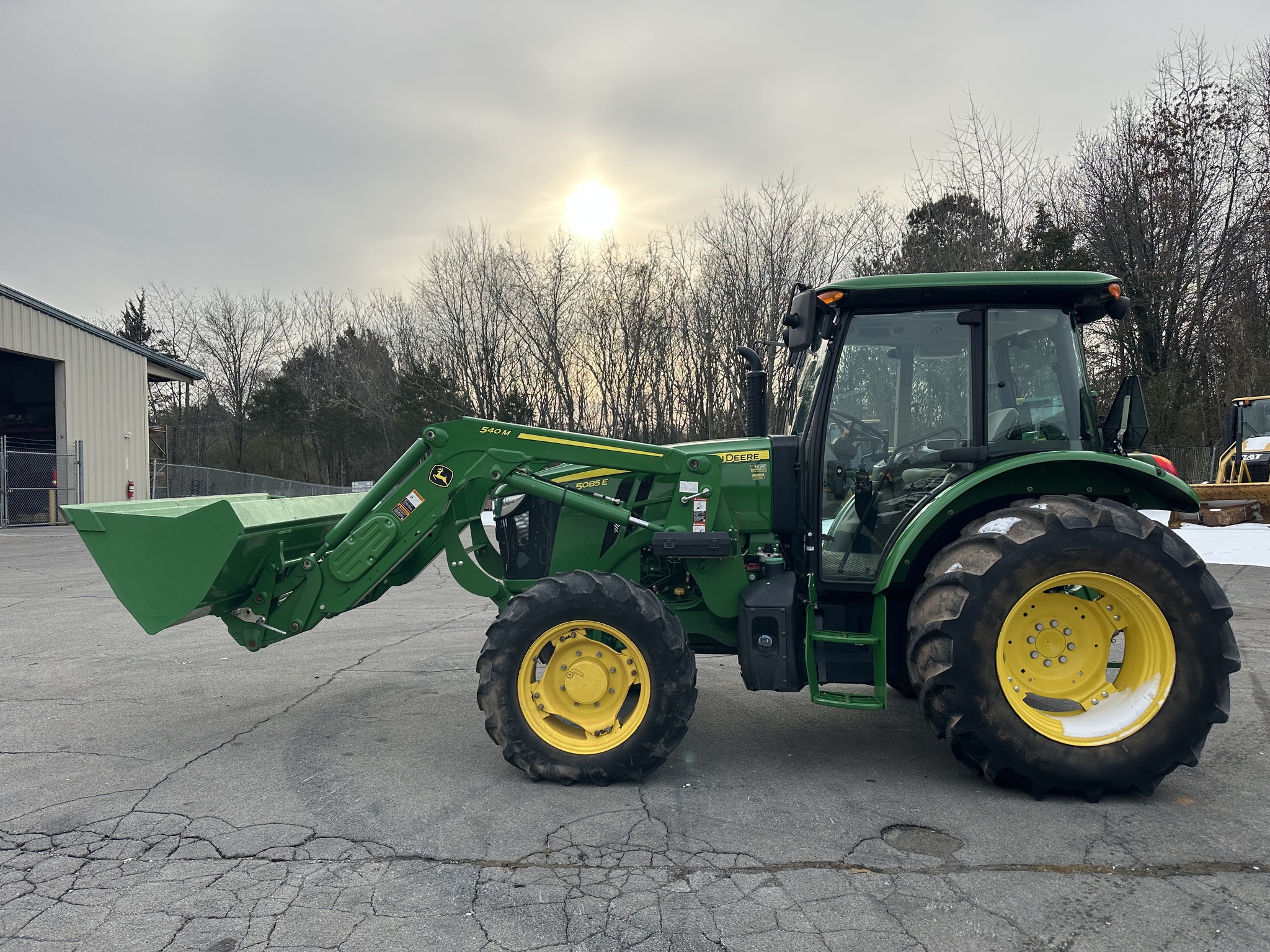 2017 John Deere 5085E Image 2