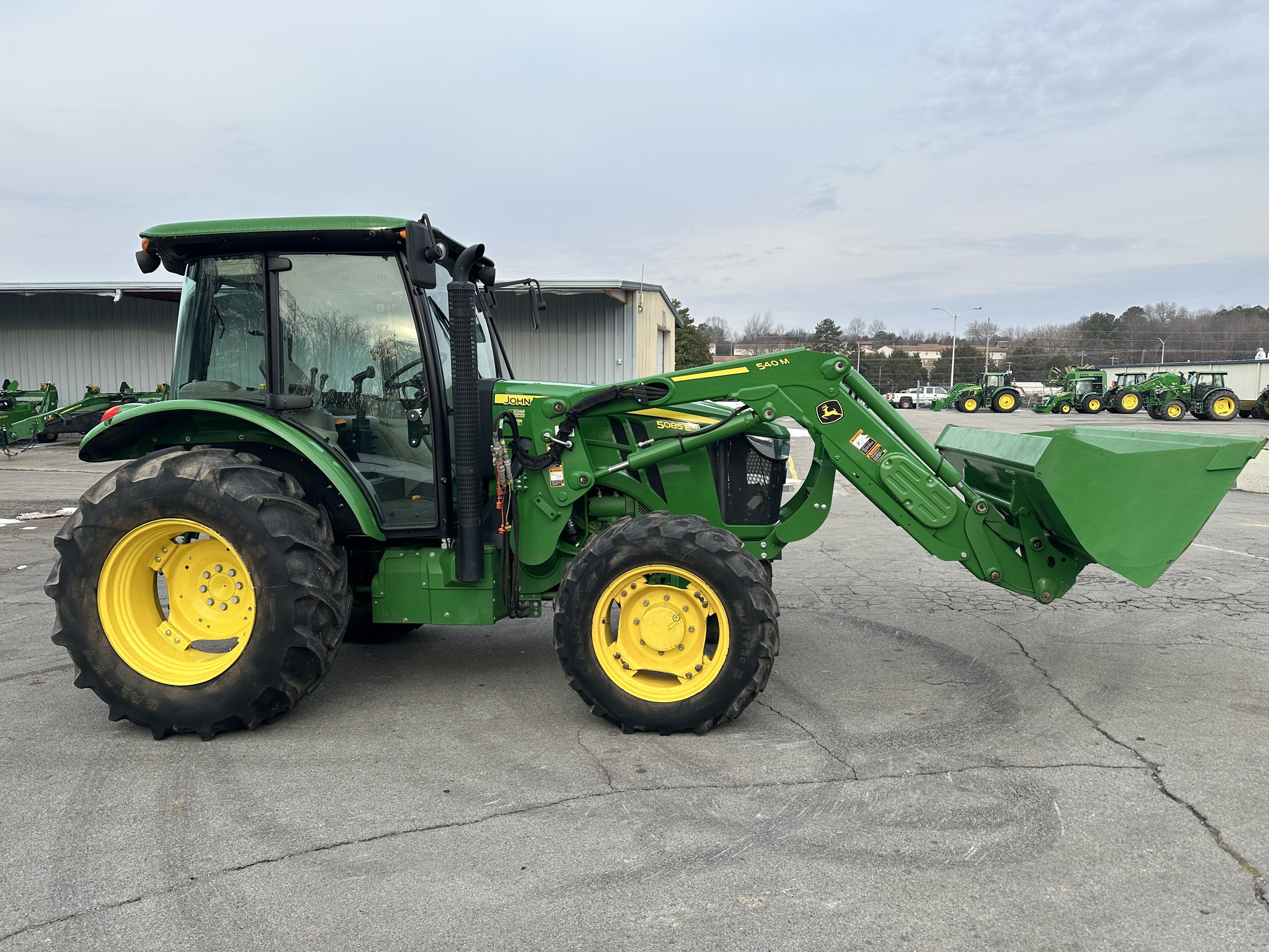 2017 John Deere 5085E Image 3