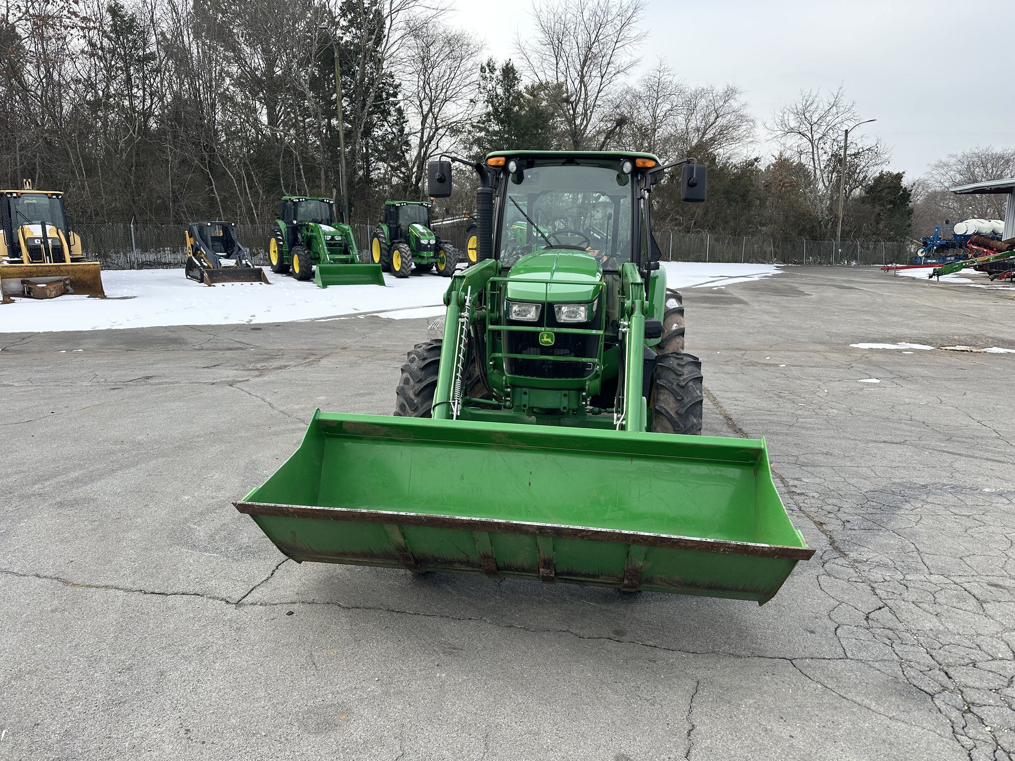 2017 John Deere 5085E Image 1