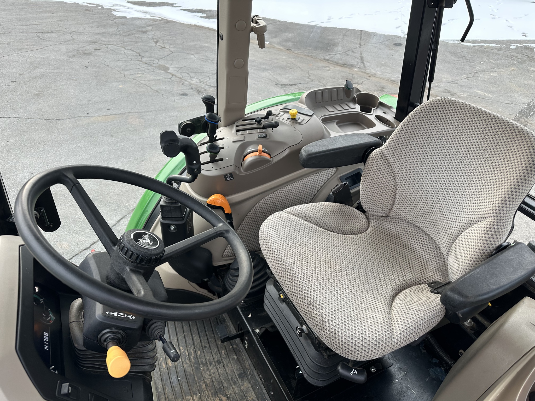 2017 John Deere 5085E Image 5