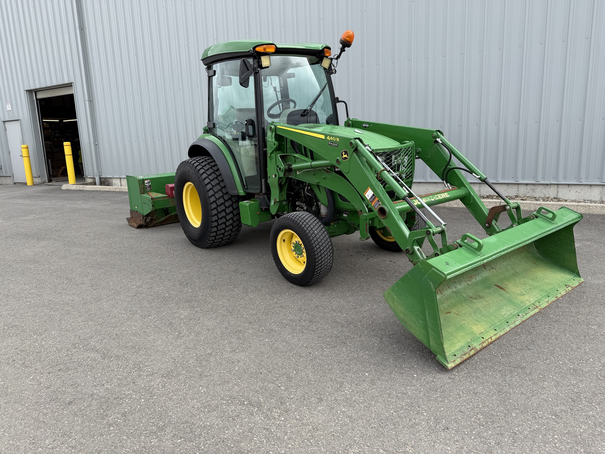 2018 John Deere 4052R Image 2