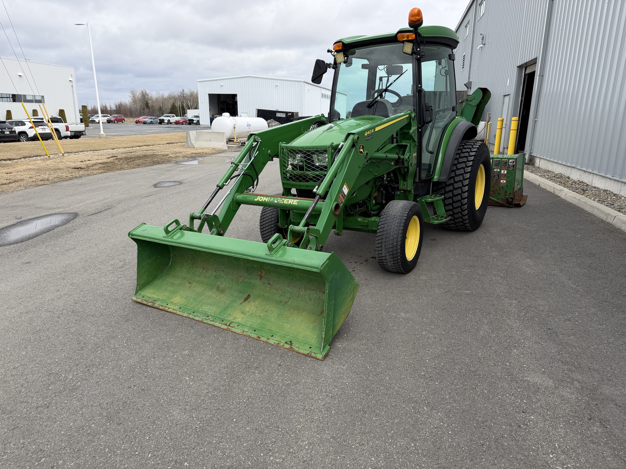 2018 John Deere 4052R Image 4