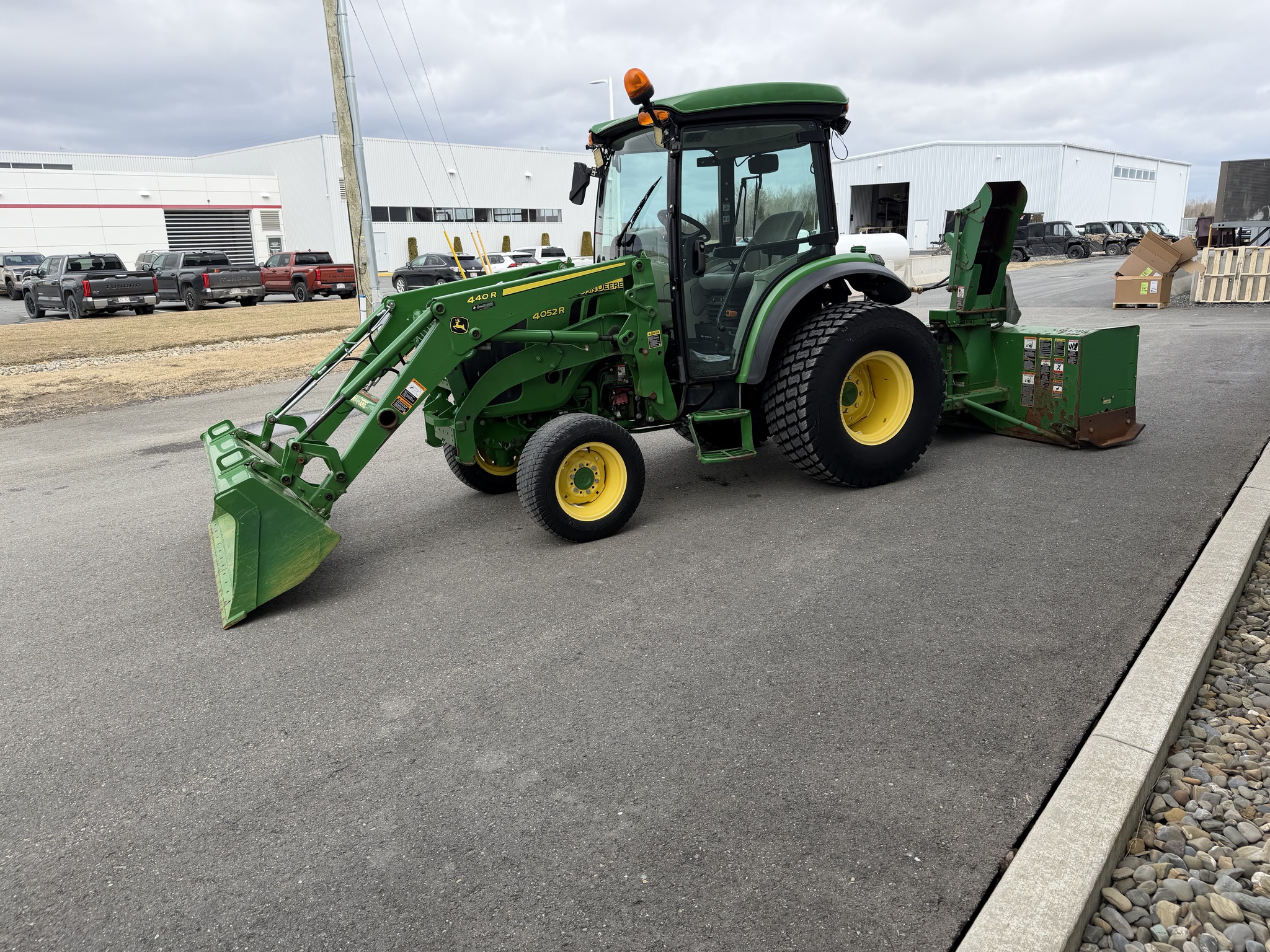 2018 John Deere 4052R Image 5