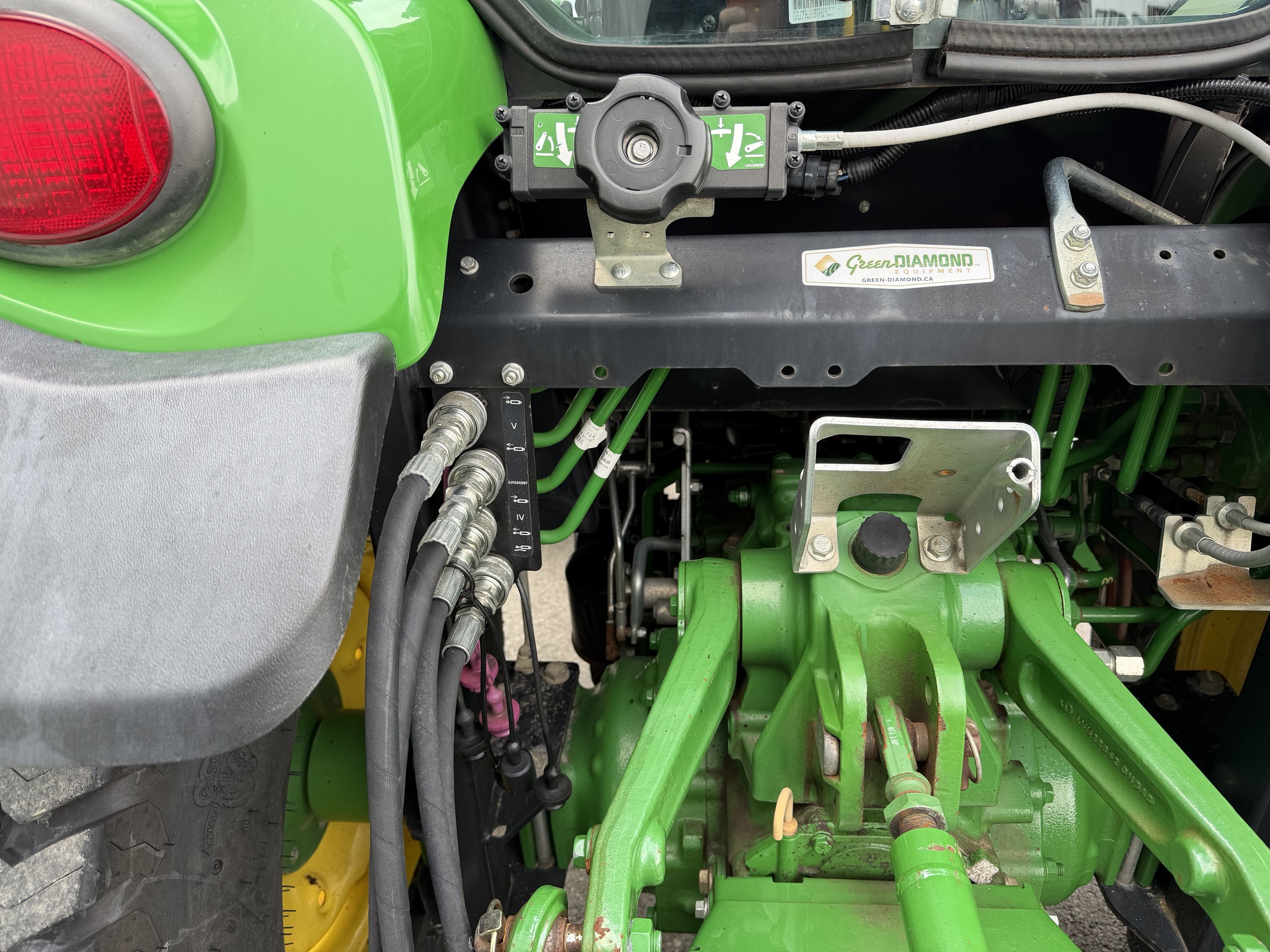 2018 John Deere 4052R Image 9