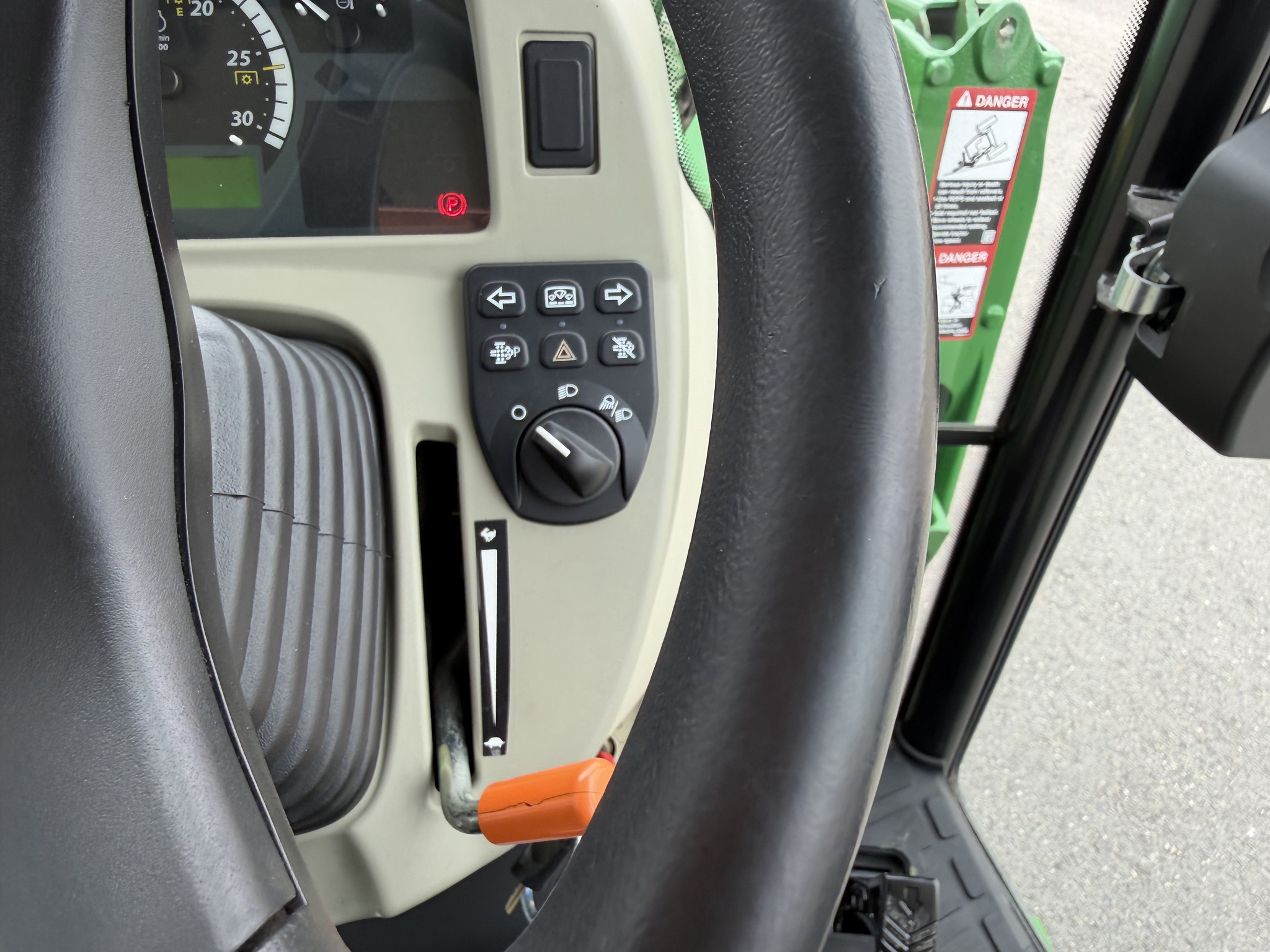 2018 John Deere 4052R Image 16