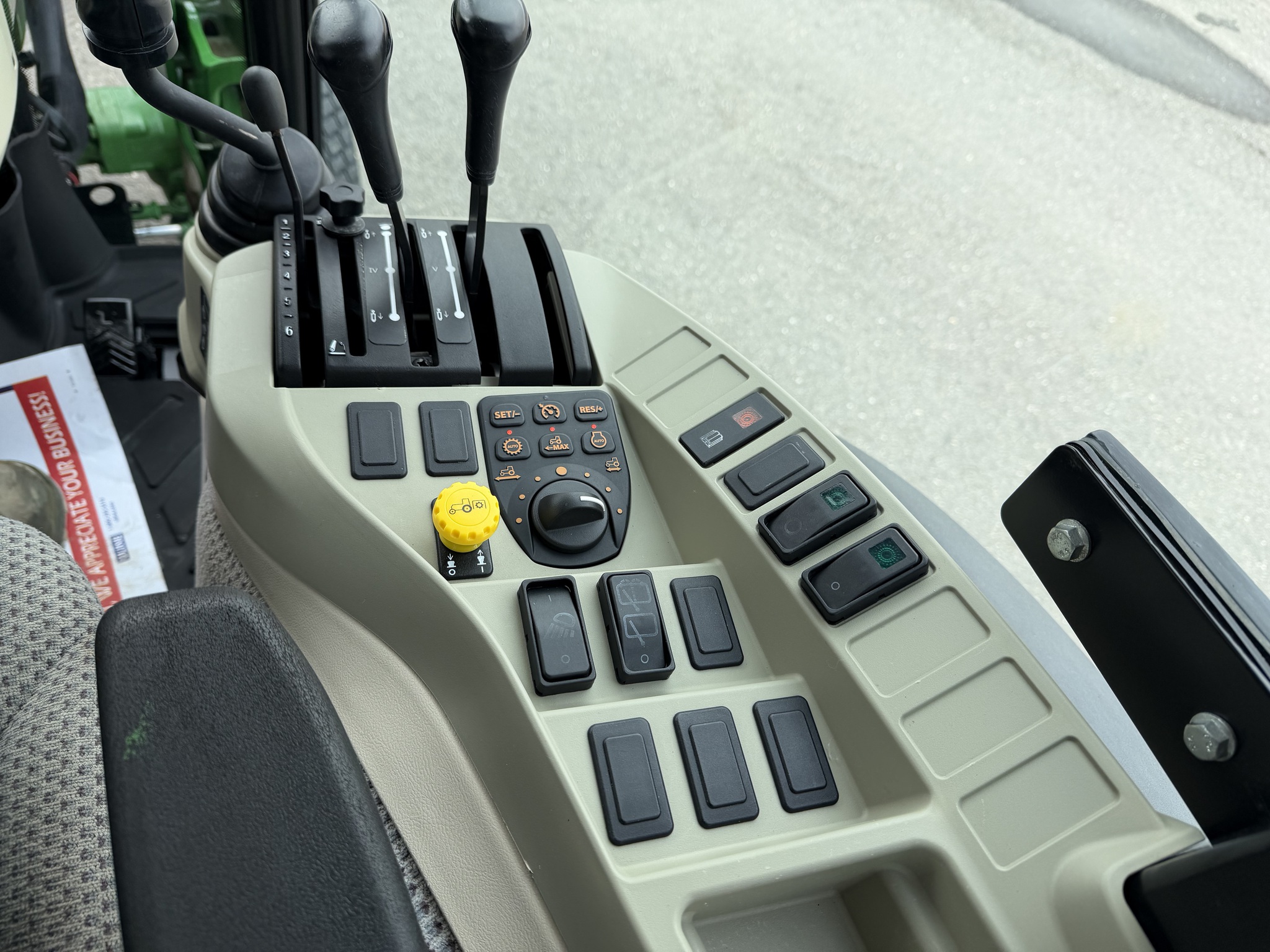 2018 John Deere 4052R Image 15