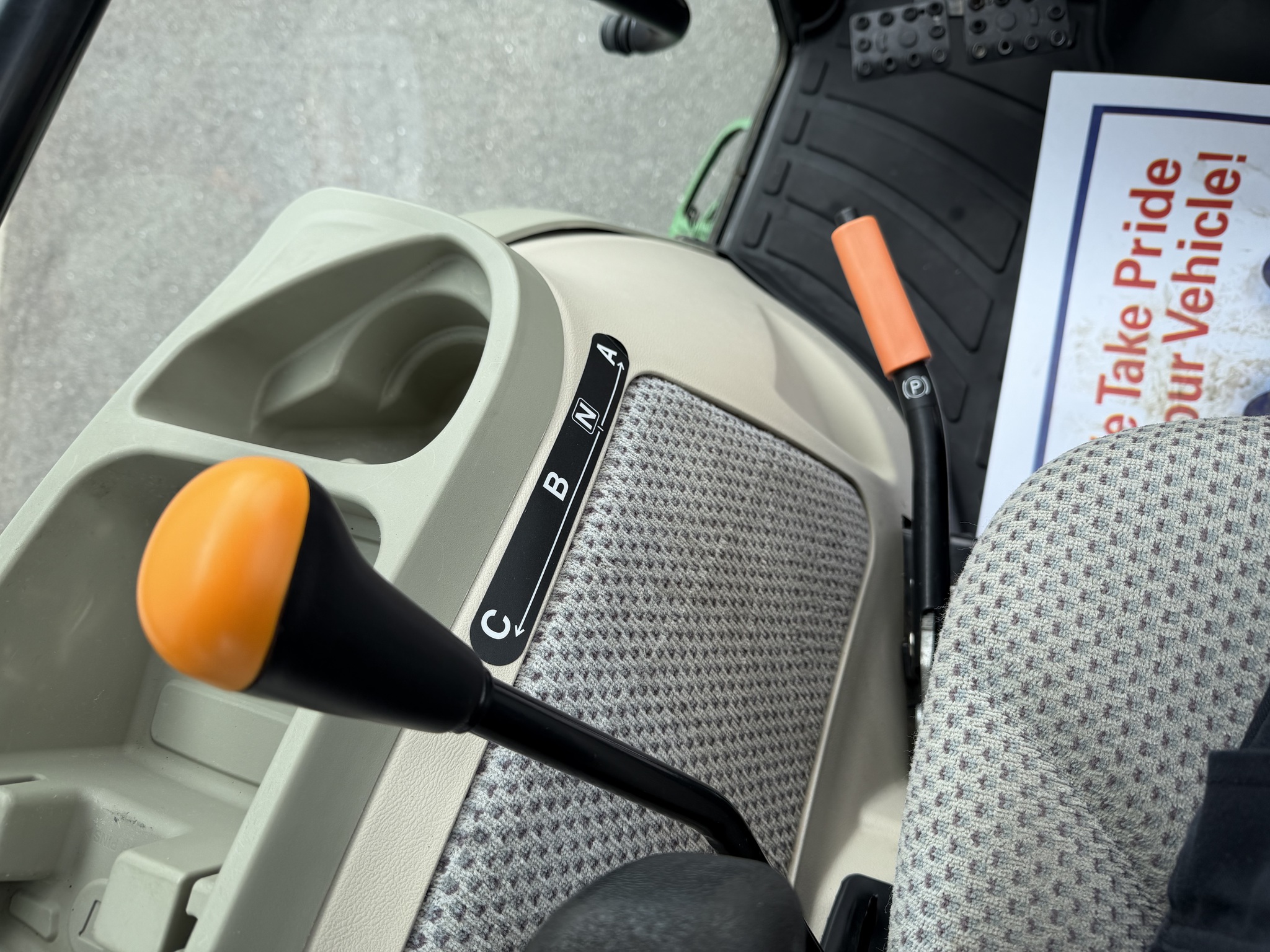 2018 John Deere 4052R Image 18