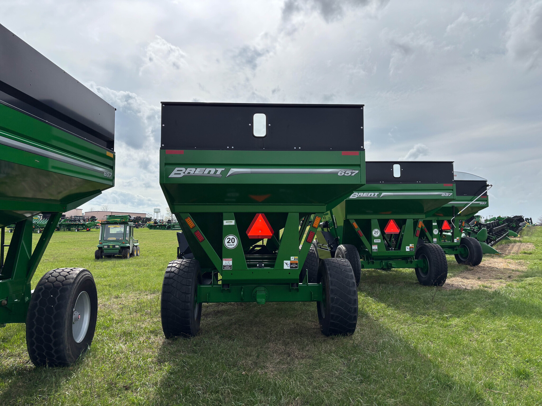 Used -- Brent 657 Grain Carts at Koenig Equipment in Anna, OH - PhotoXL2