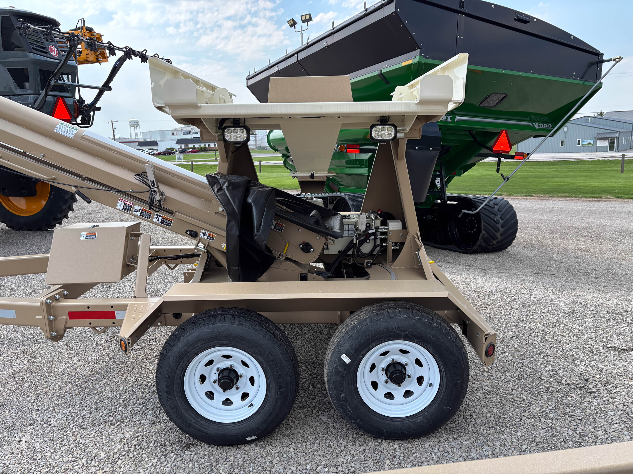 Used -- Unverferth 210 Seed Tenders at Koenig Equipment in Anna, OH - PhotoXL1