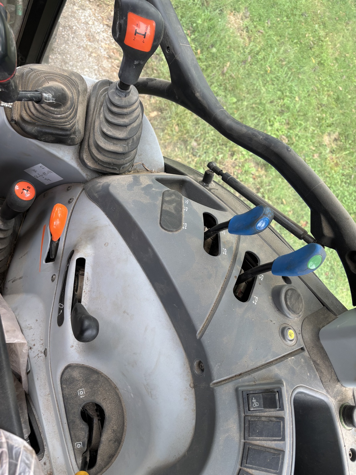 Used 2021 New Holland PowerStar 75 Utility Tractors at Koenig Equipment in Knightstown, IN - PhotoXL11