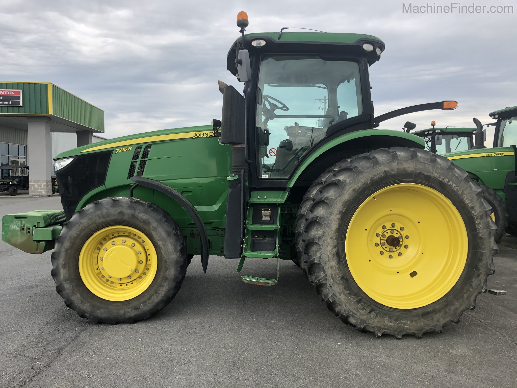 2012 John Deere 7215R Image 4