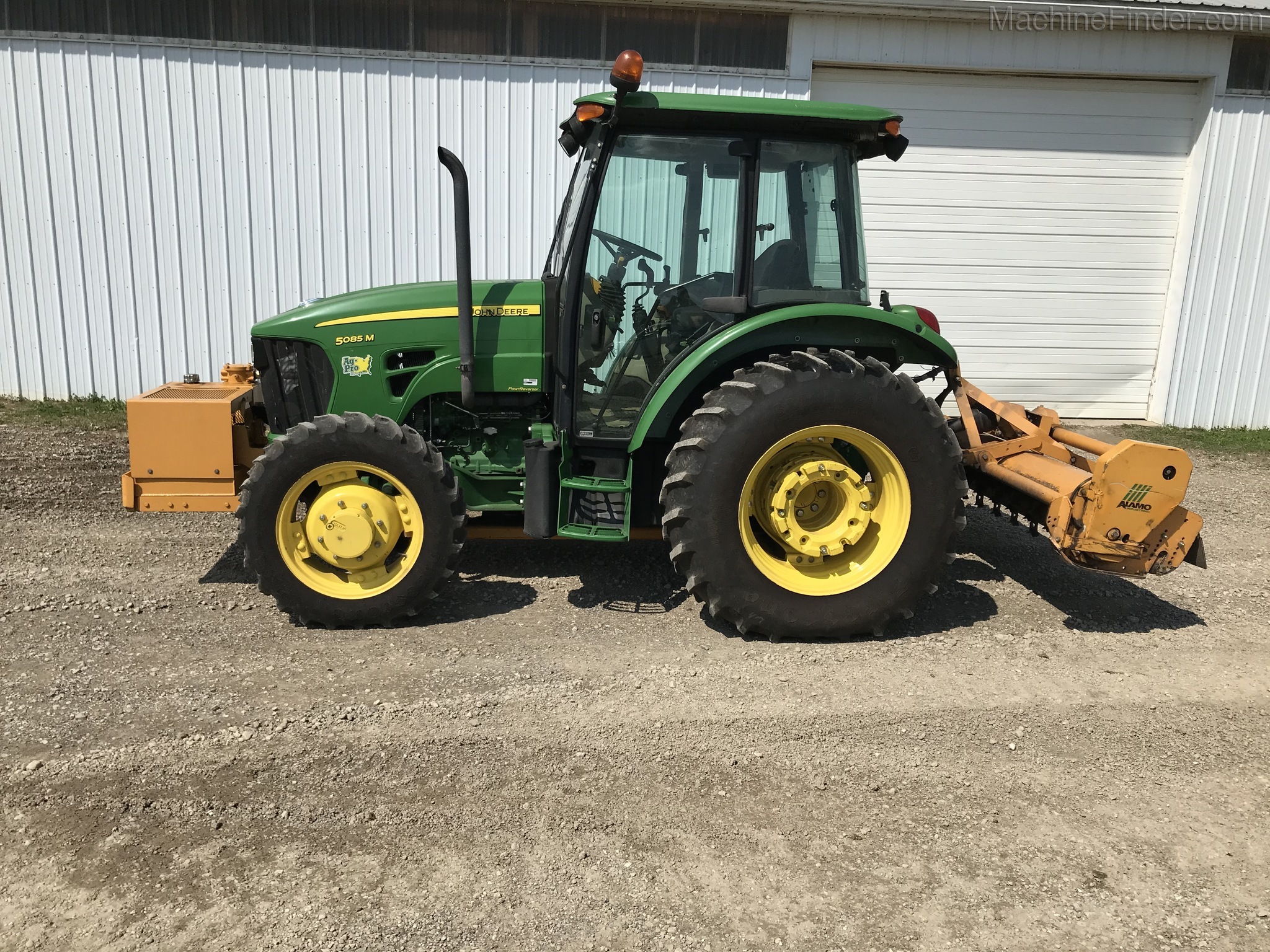 2011 John Deere 5085M Image 2