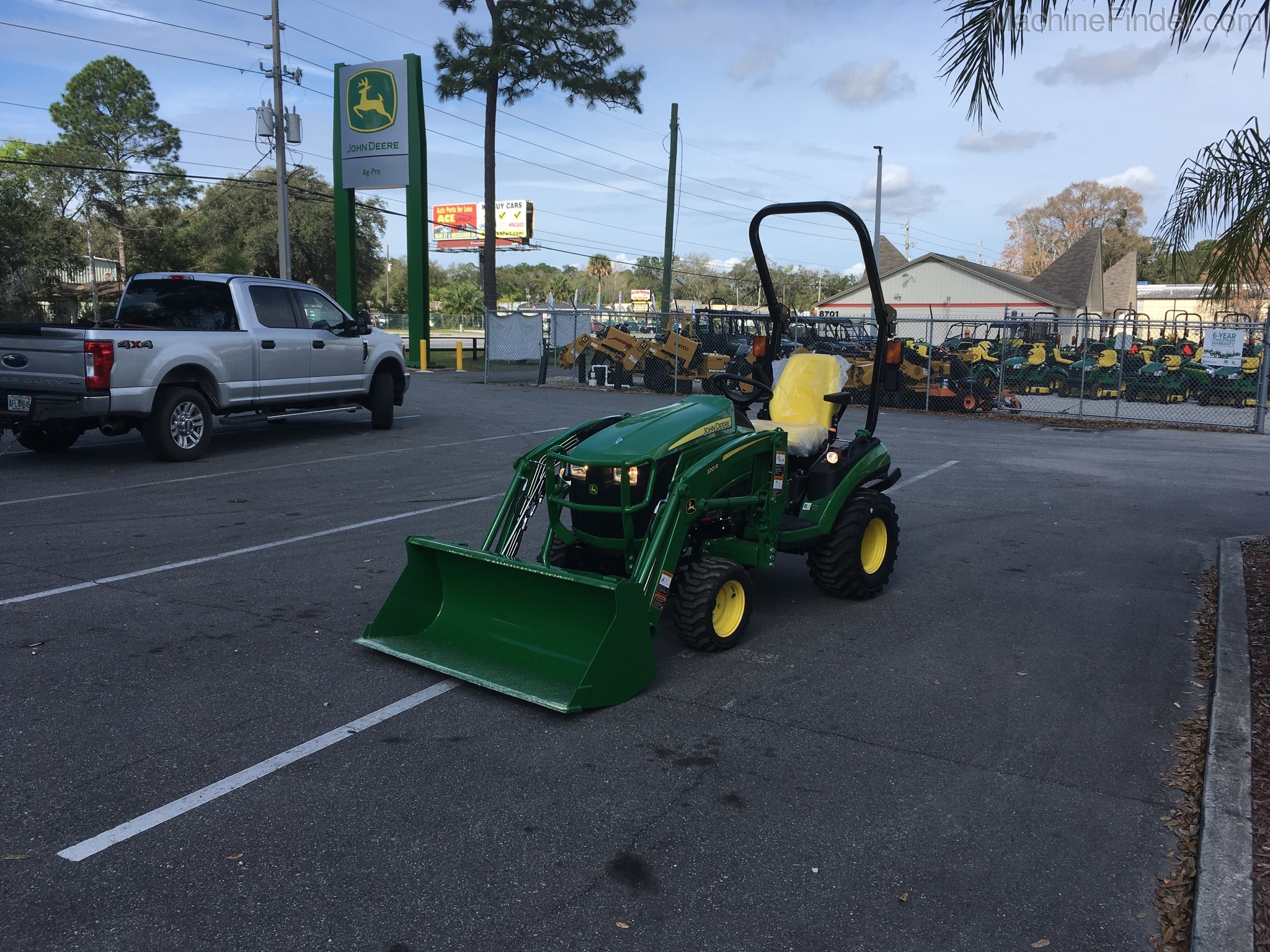 2020 John Deere 1025R Image 1