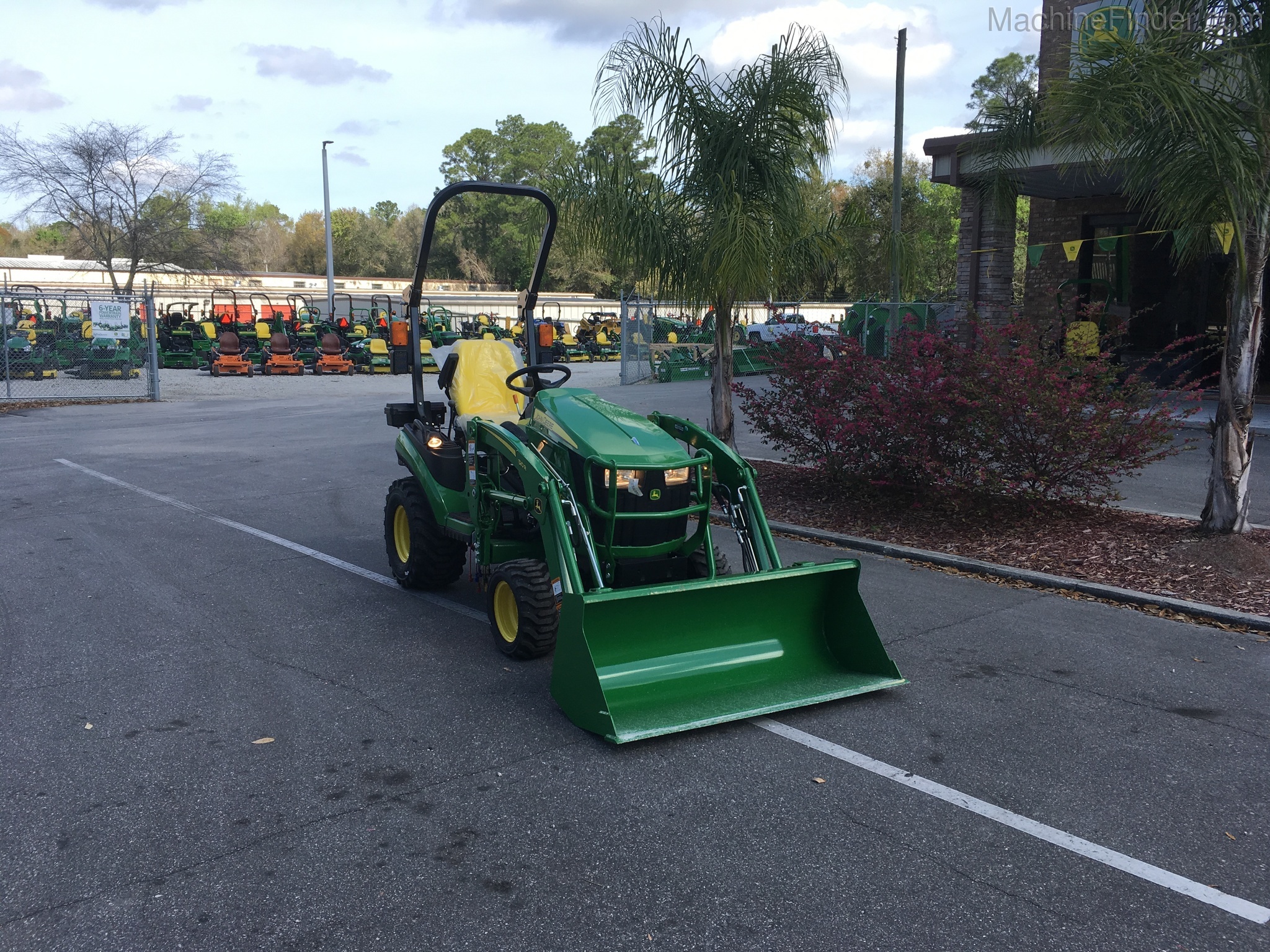 2020 John Deere 1025R Image 2