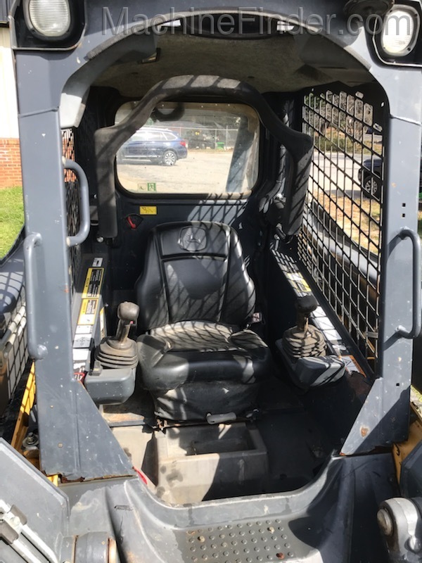 2015 John Deere 319E Image 4