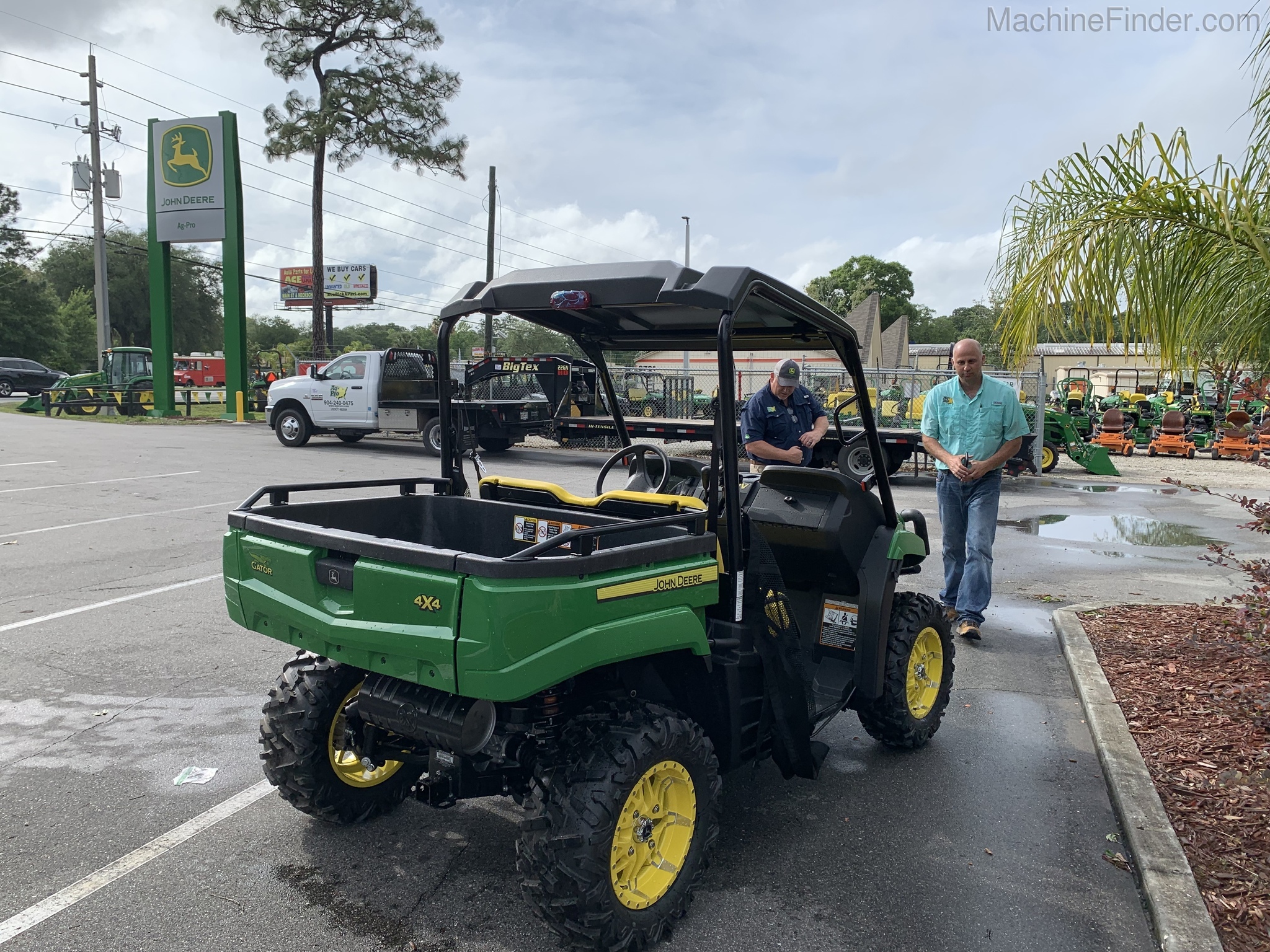 2021 John Deere 590M Image 4