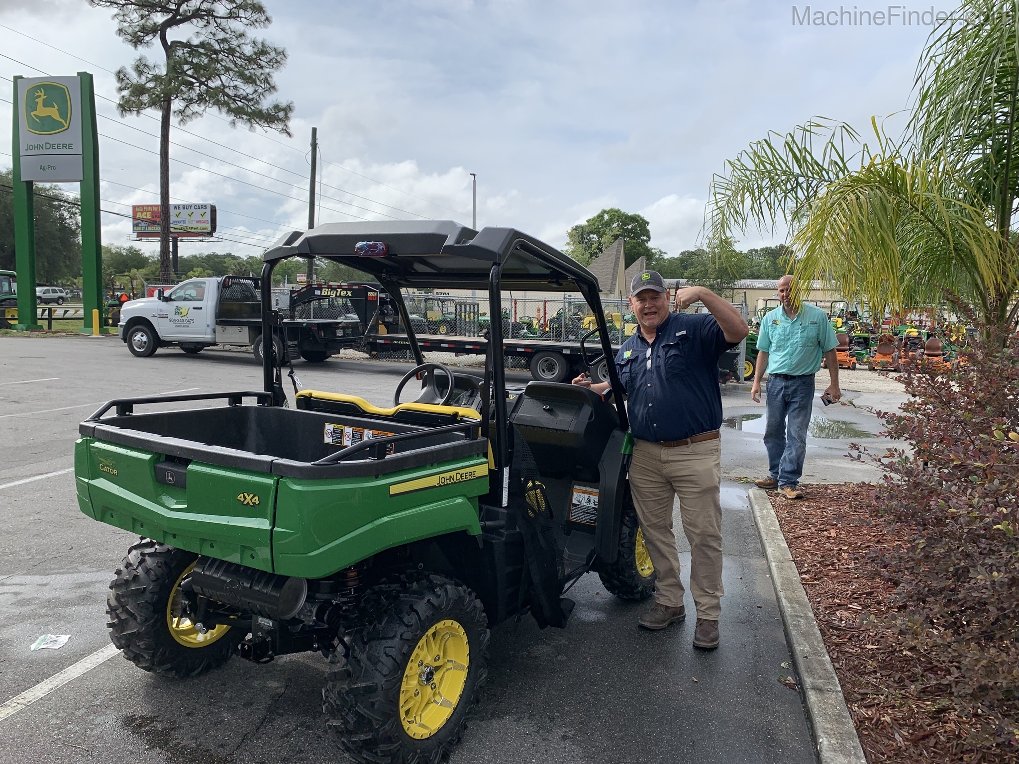 2021 John Deere 590M Image 5