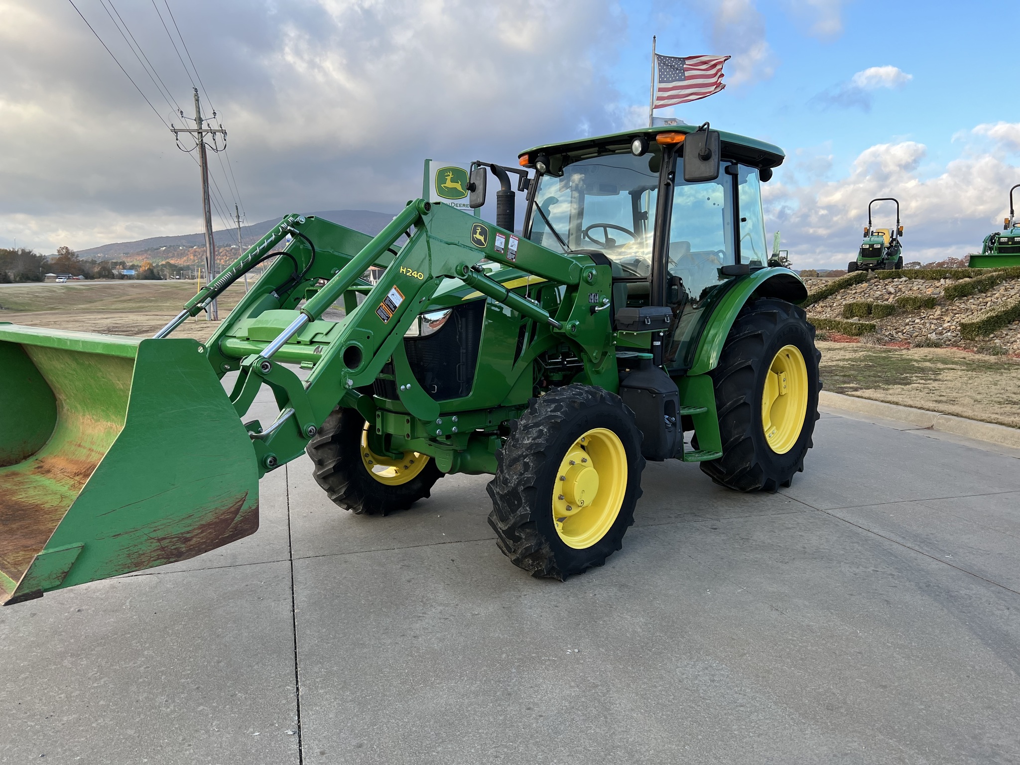 2015 John Deere 5100E Image 1