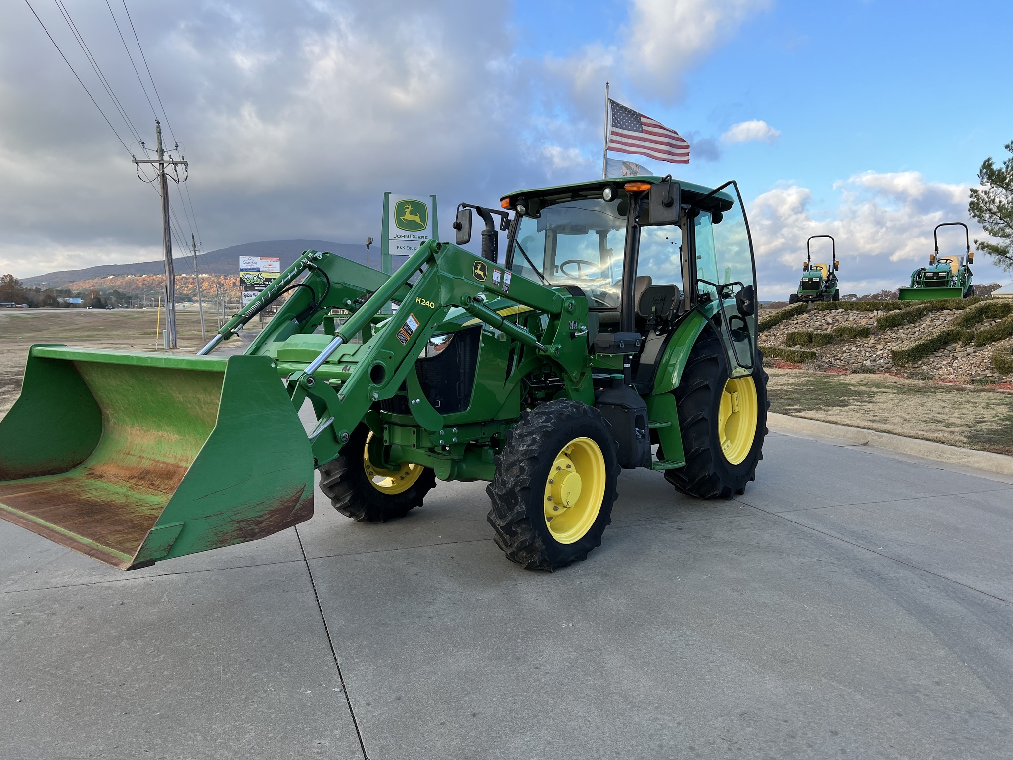 2015 John Deere 5100E Image 2