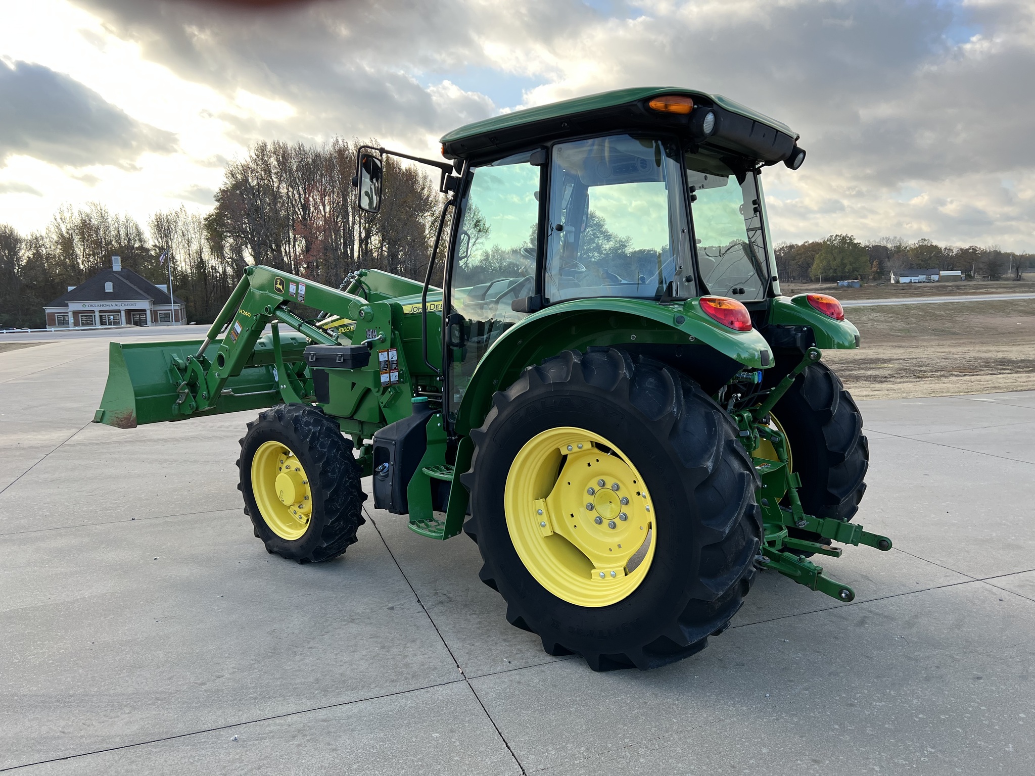 2015 John Deere 5100E Image 3