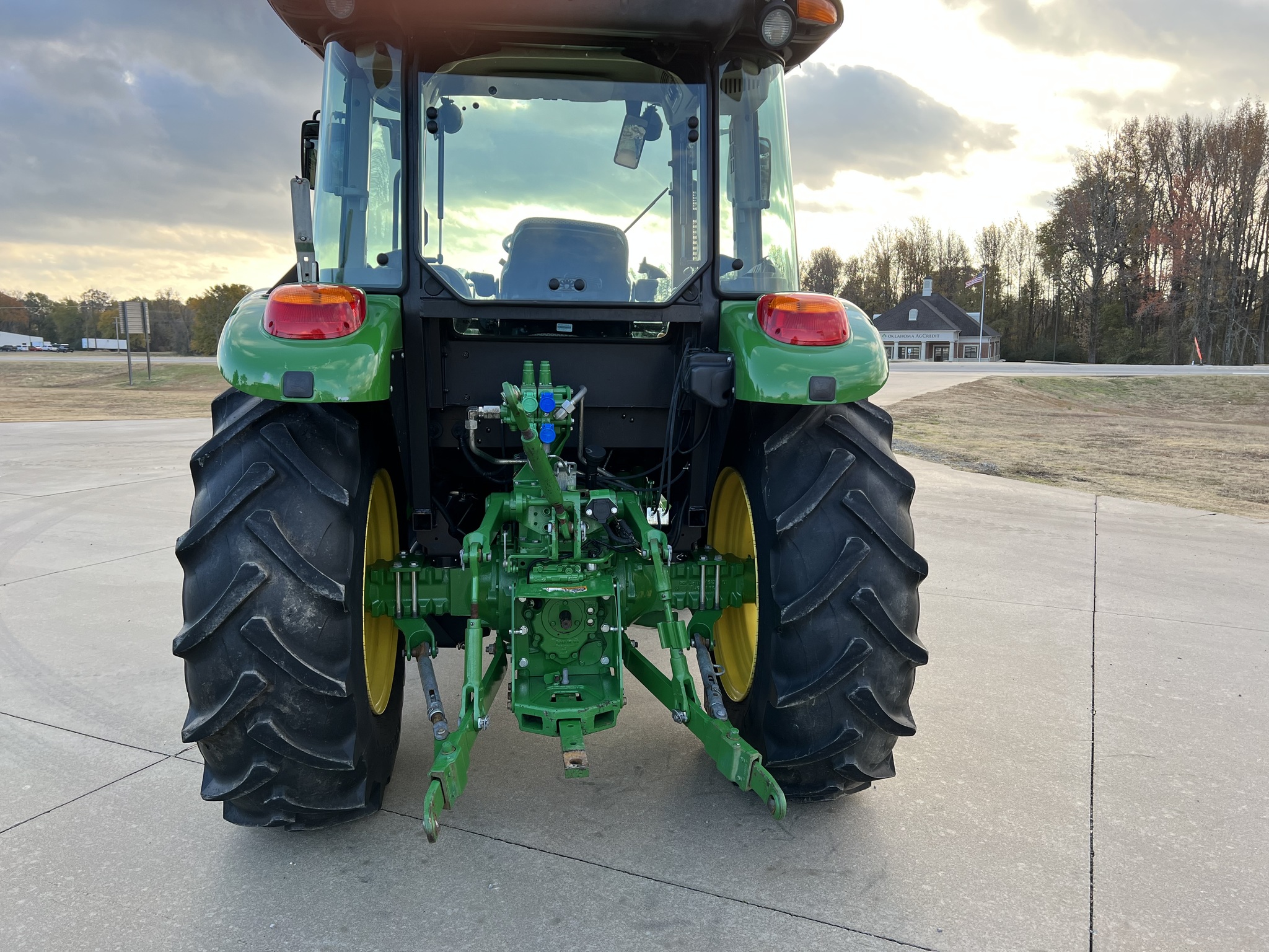 2015 John Deere 5100E Image 4