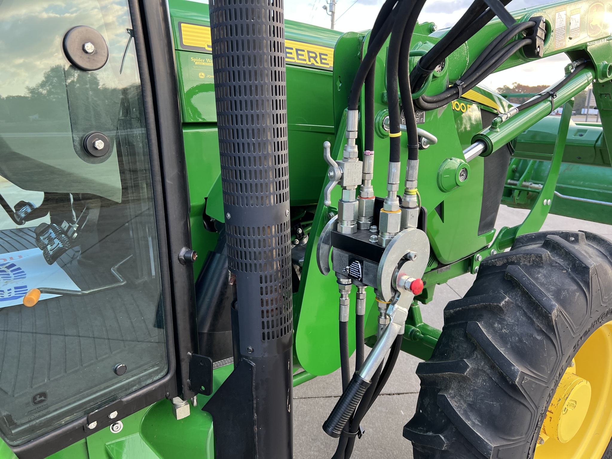 2015 John Deere 5100E Image 6