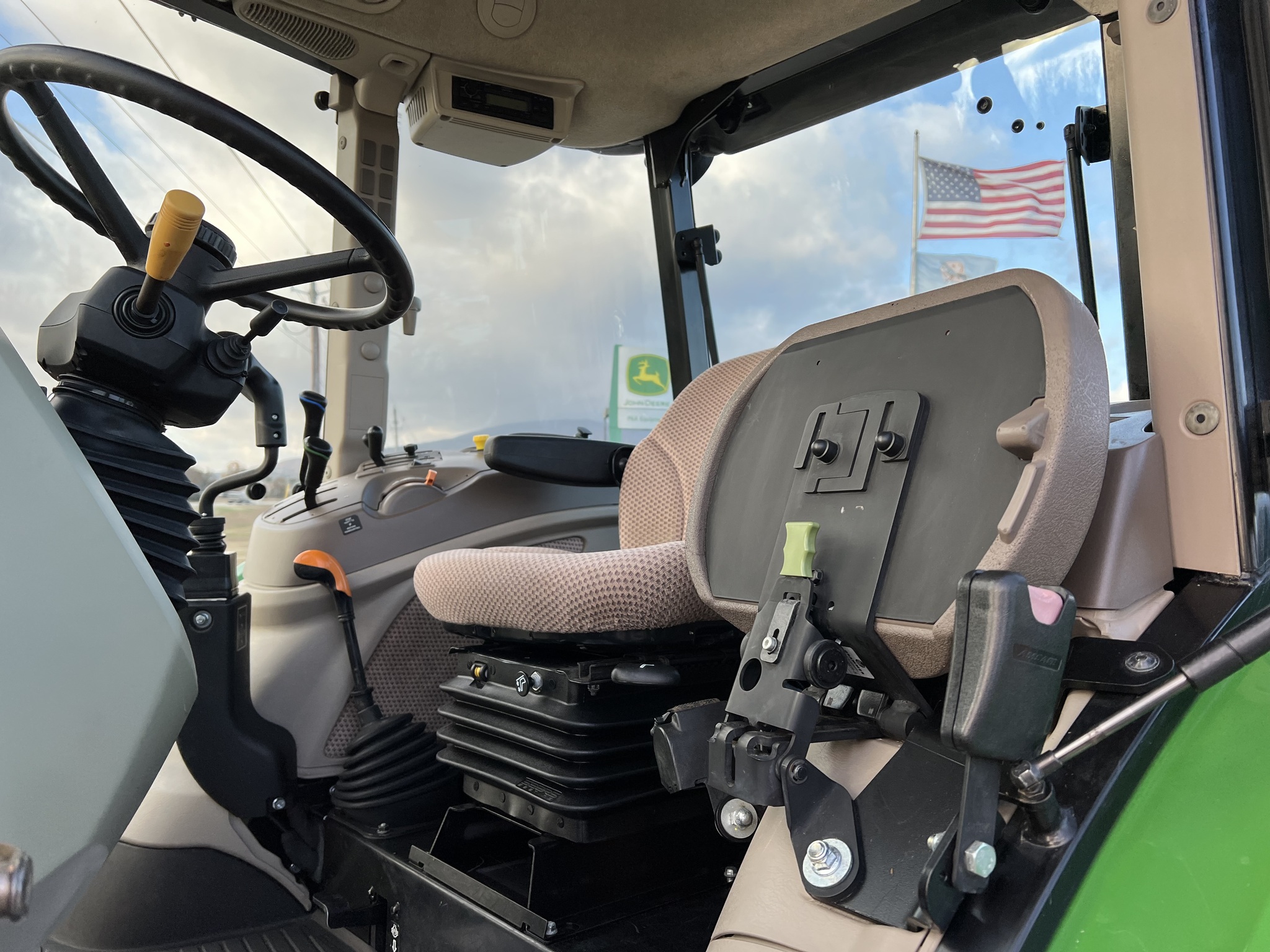 2015 John Deere 5100E Image 9