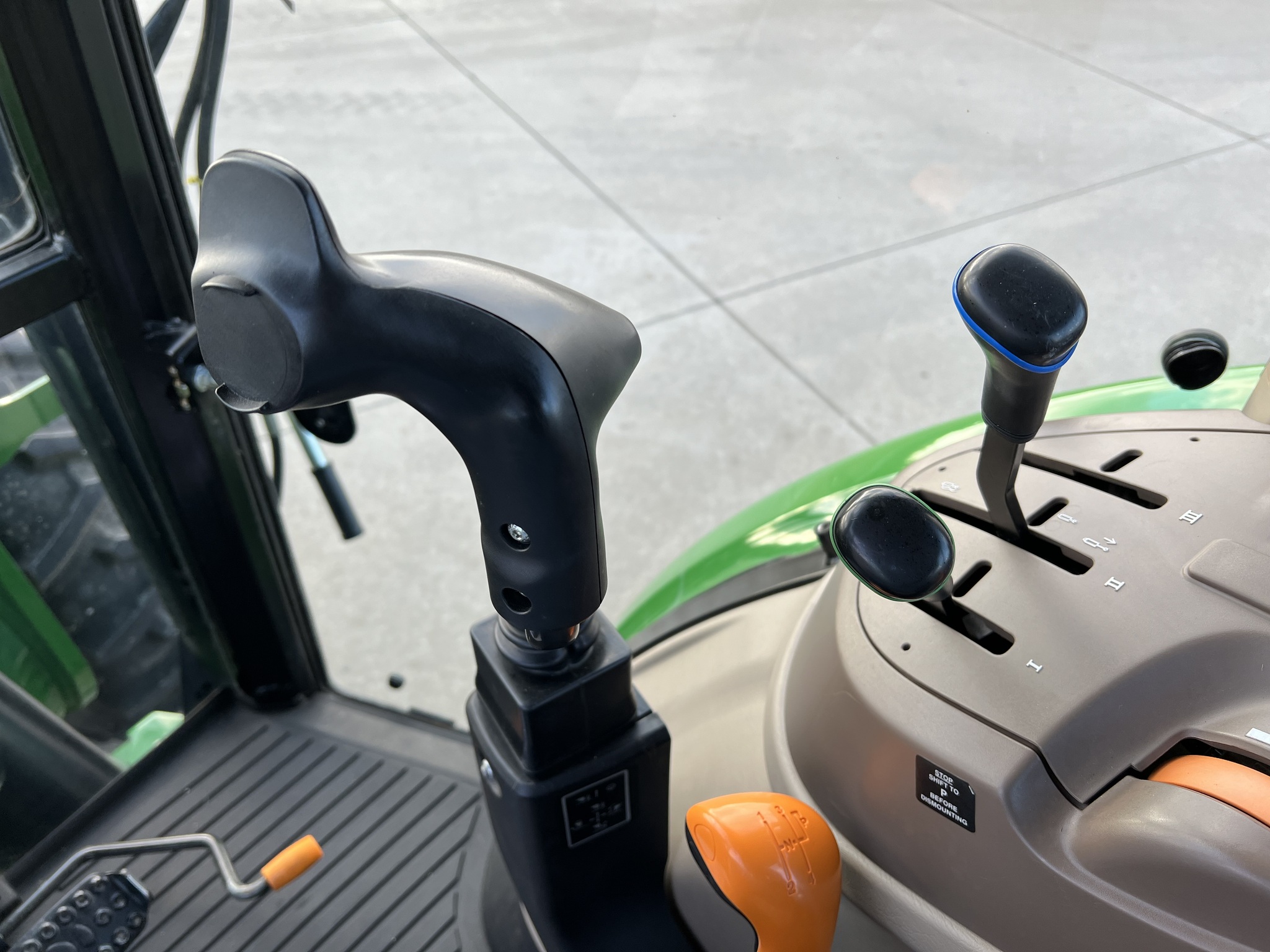 2015 John Deere 5100E Image 11