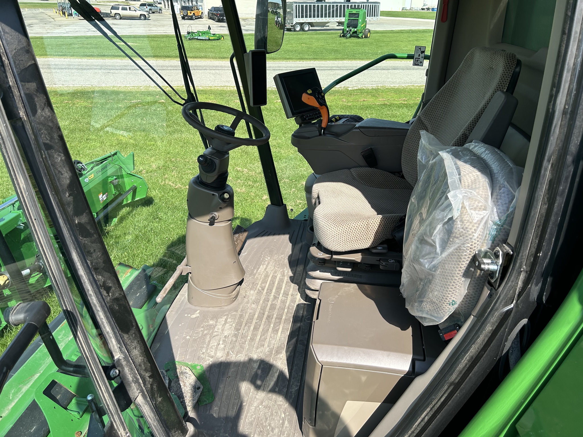  2022 John Deere S760 at Heritage Tractor in Lacon, IL
