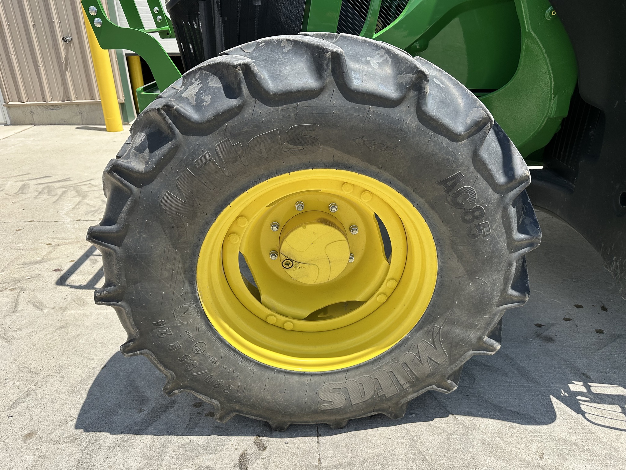 2022 John Deere 6110M Image 16
