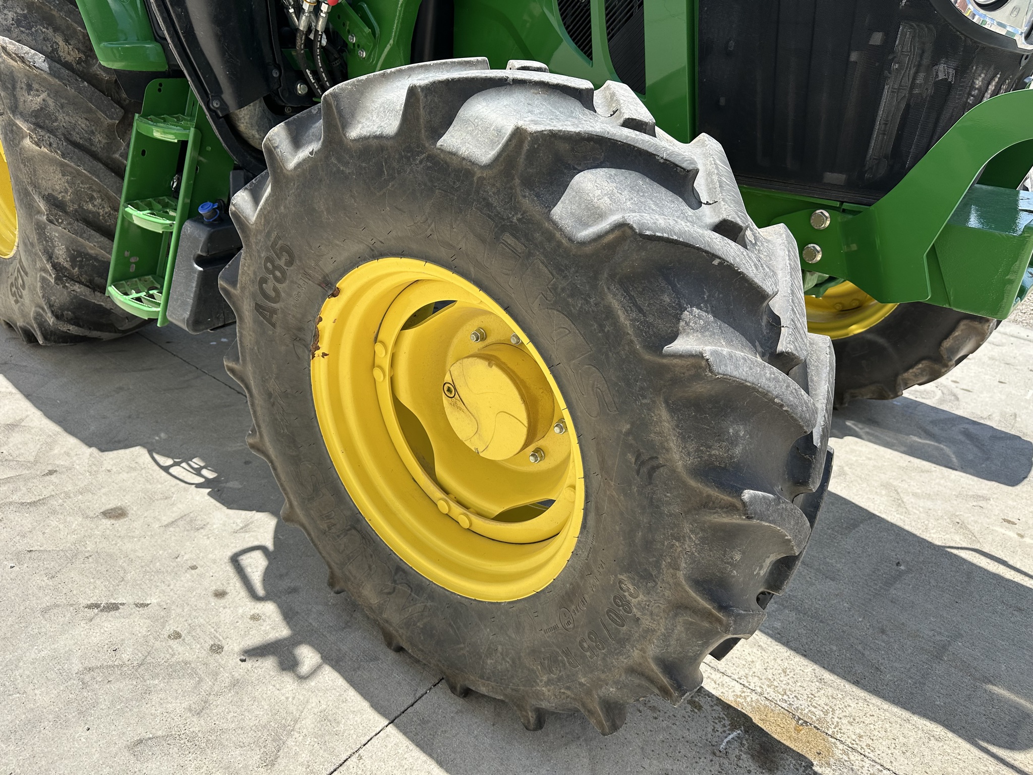 2022 John Deere 6110M Image 11